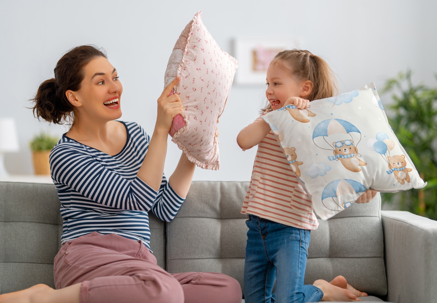 queence Dekokissen »Bär mit Fallschirm«, Kissenhülle mit HD Premium Druck, geruchsneutral, 40x40cm