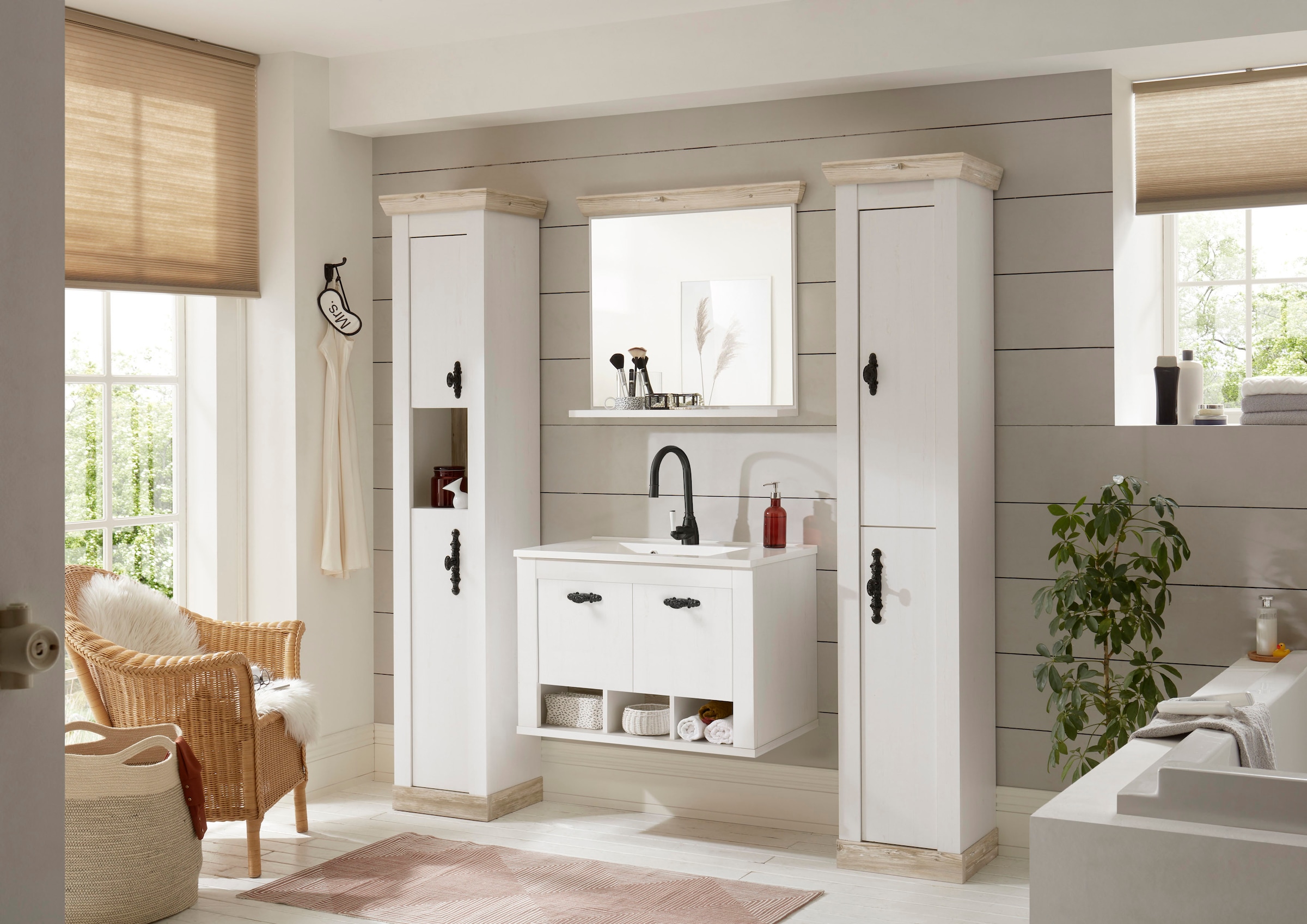 Home affaire Hochschrank »Florenz, Badschrank im Landhausstil, Schrank mit Metallgriffen« in Pinie Weiß, mit ausreichend Stauraum hinter Drehtüren