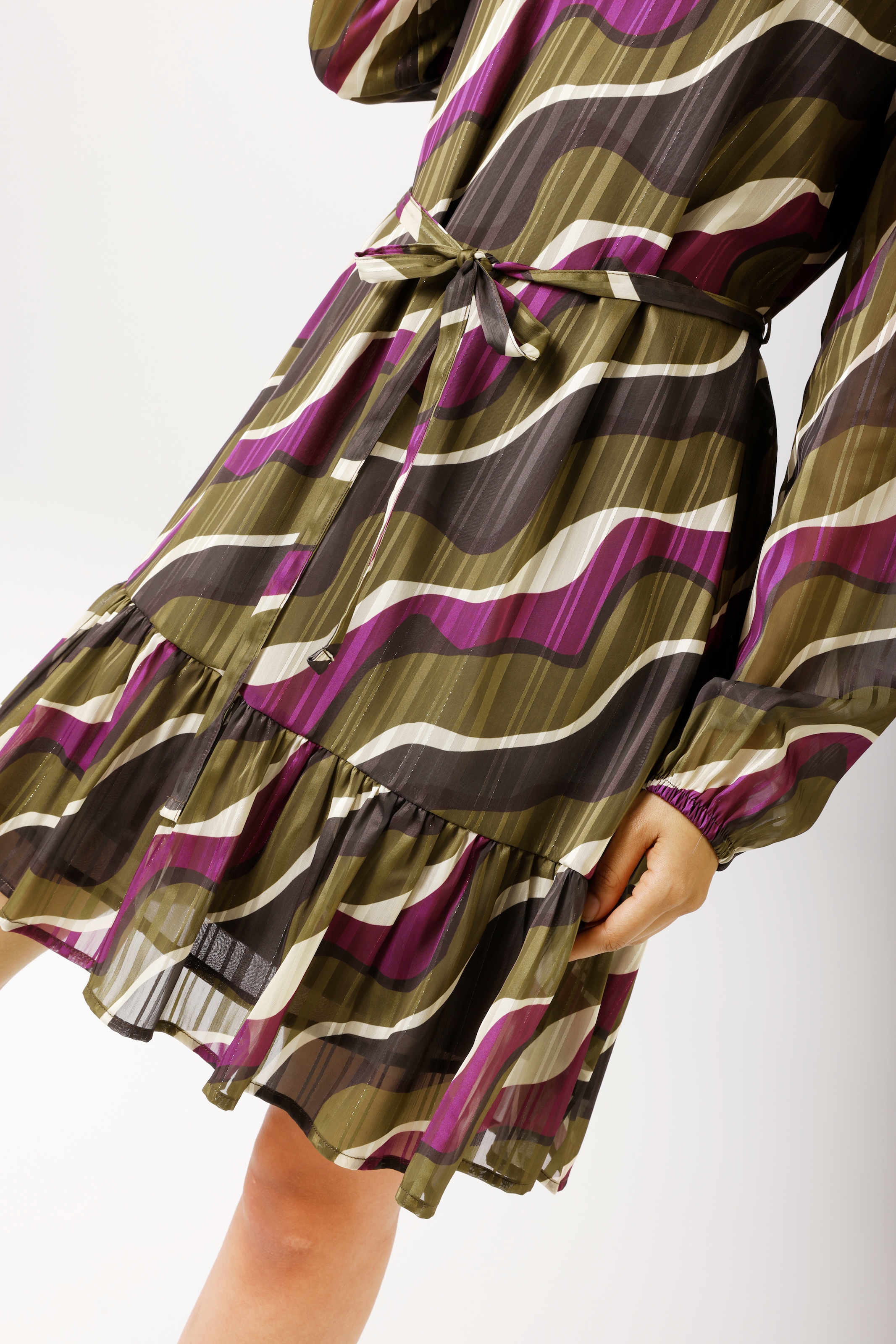 Aniston CASUAL Blusenkleid mit abnehmbarem Bindegürtel,  mit goldfarbenen Glanzfäden im grafischen Druck - NEUE KOLLEKTION