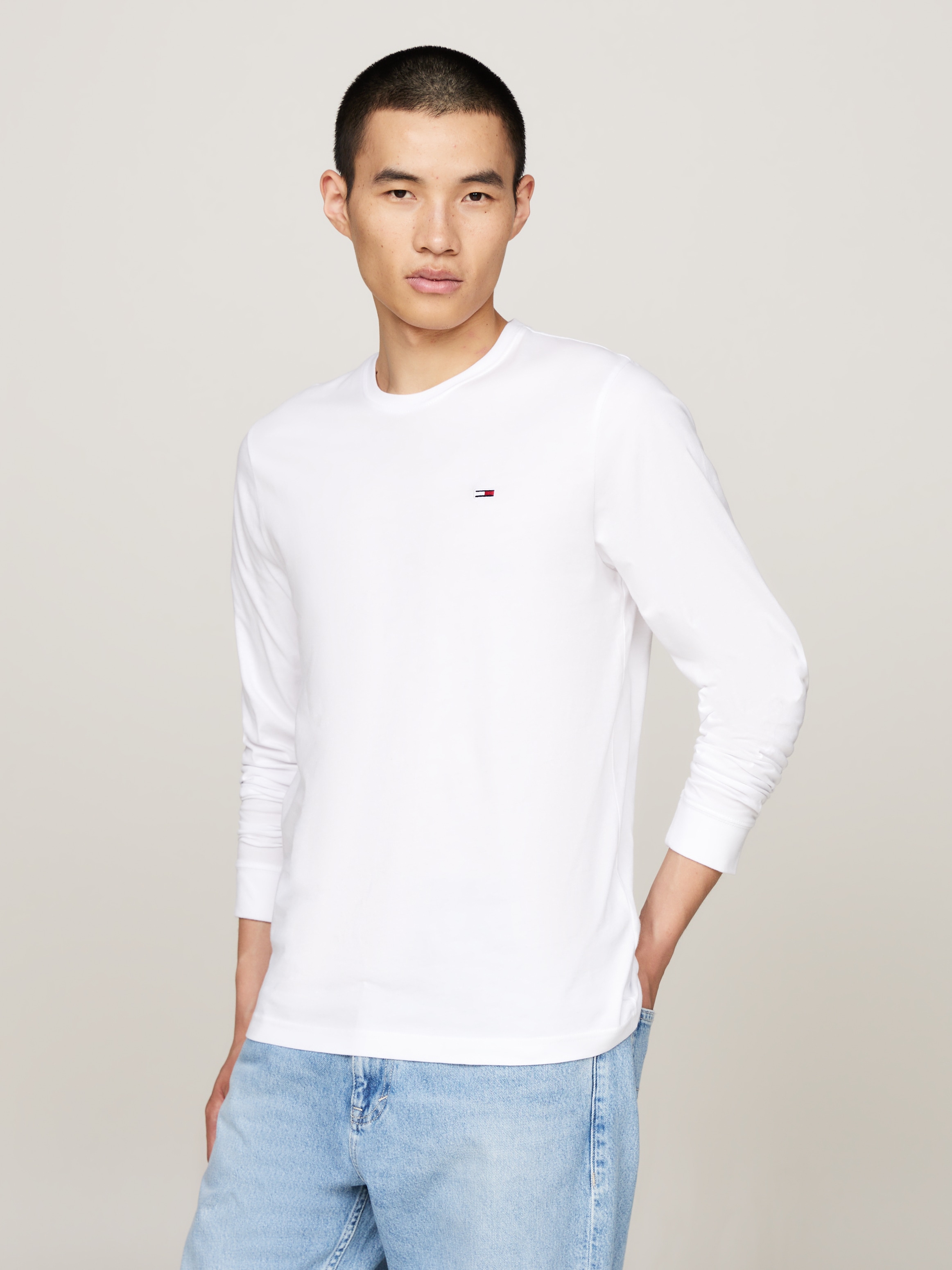 Tommy Jeans Langarmshirt »TJM REG 2 PACK LS TEE«, mit bestickten Markenlogo auf Brusthöhe