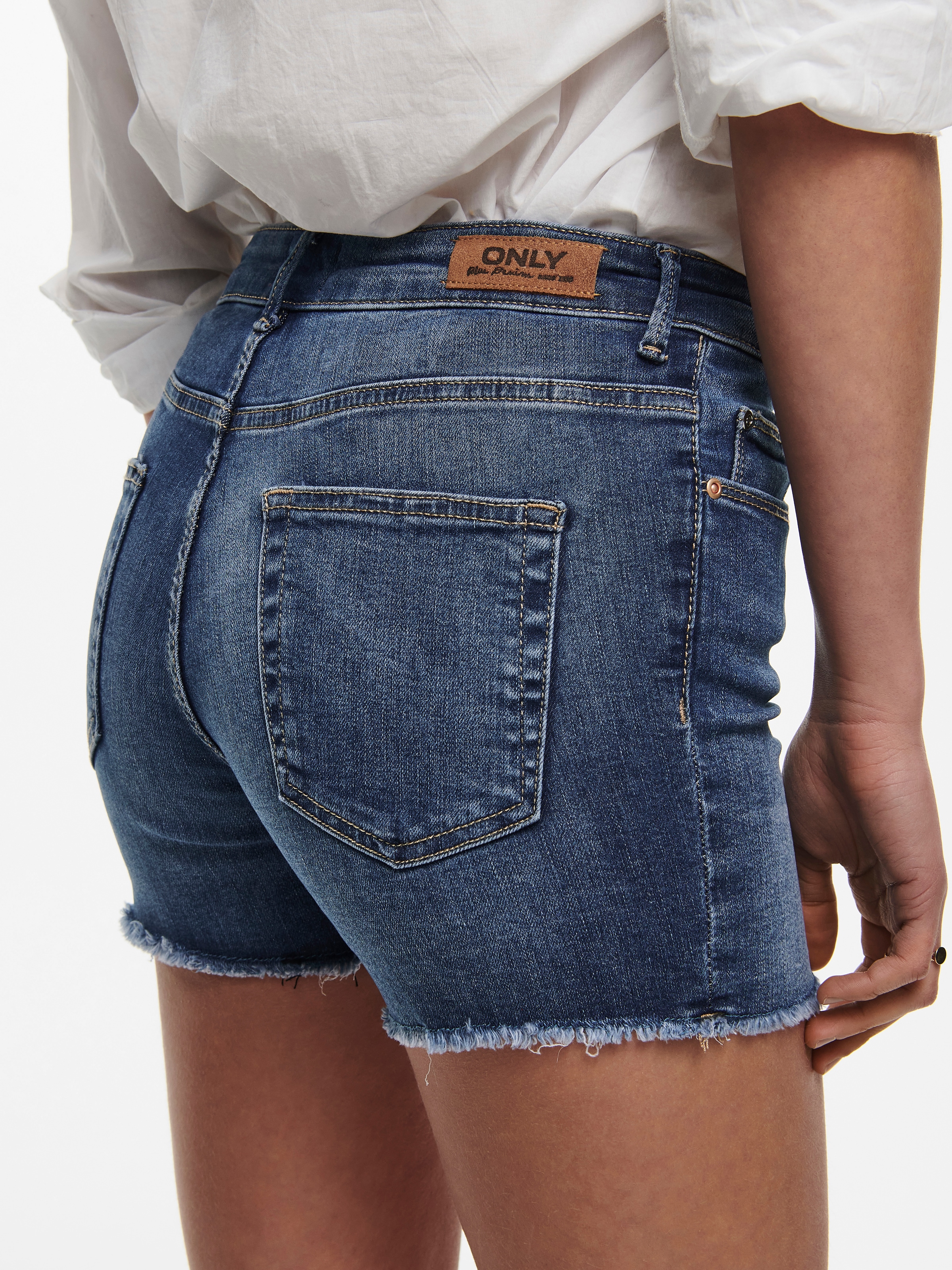 ONLY Jeansshorts »ONLBLUSH – Jeansshorts mit fransigem Saum« Abriebeffekte, modisch, skinny fit, Rundhals, regular fit