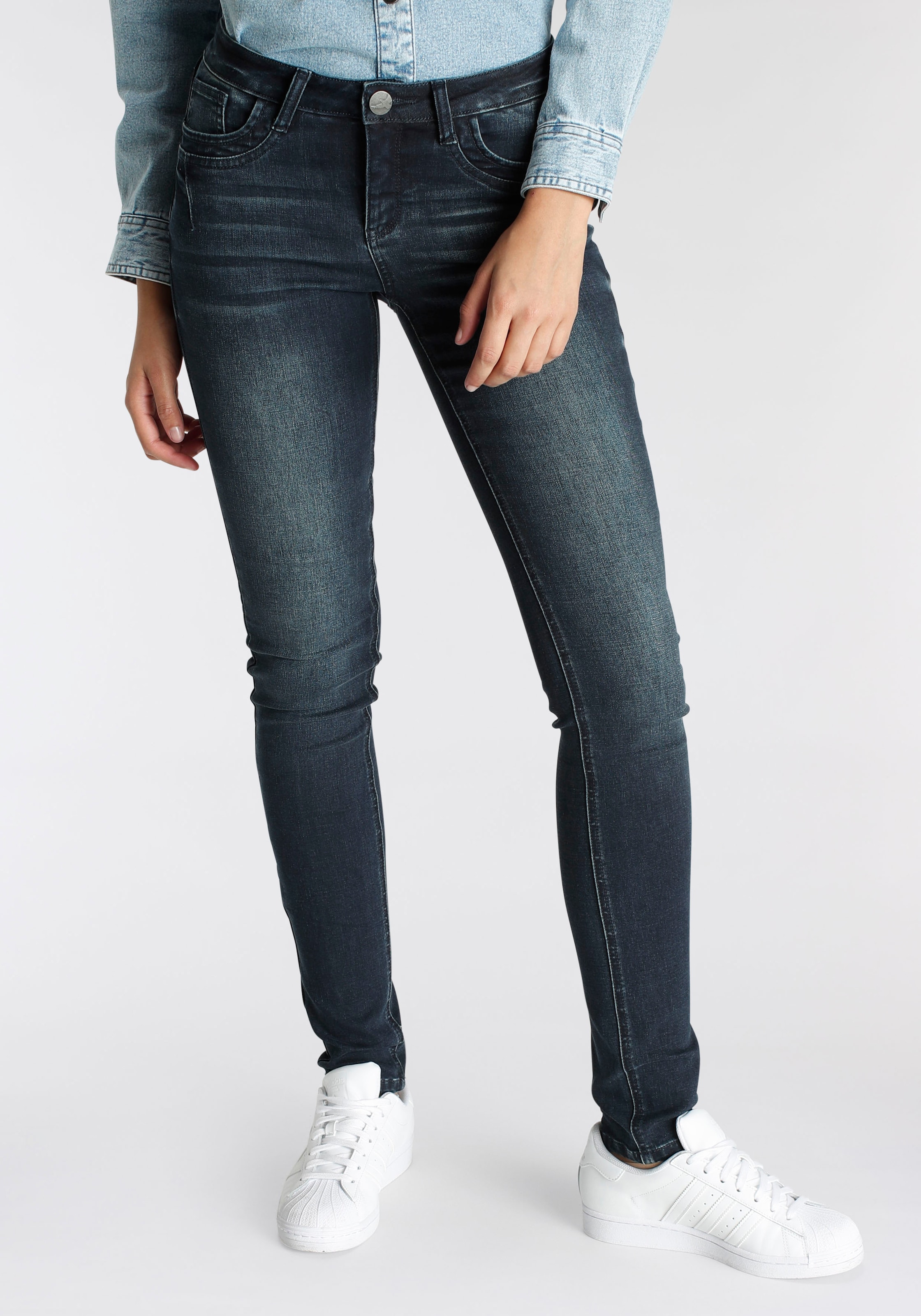 Skinny-fit-Jeans, extra-enger Beinschnitt, Used-Look-Waschung, normale Leibhöhe