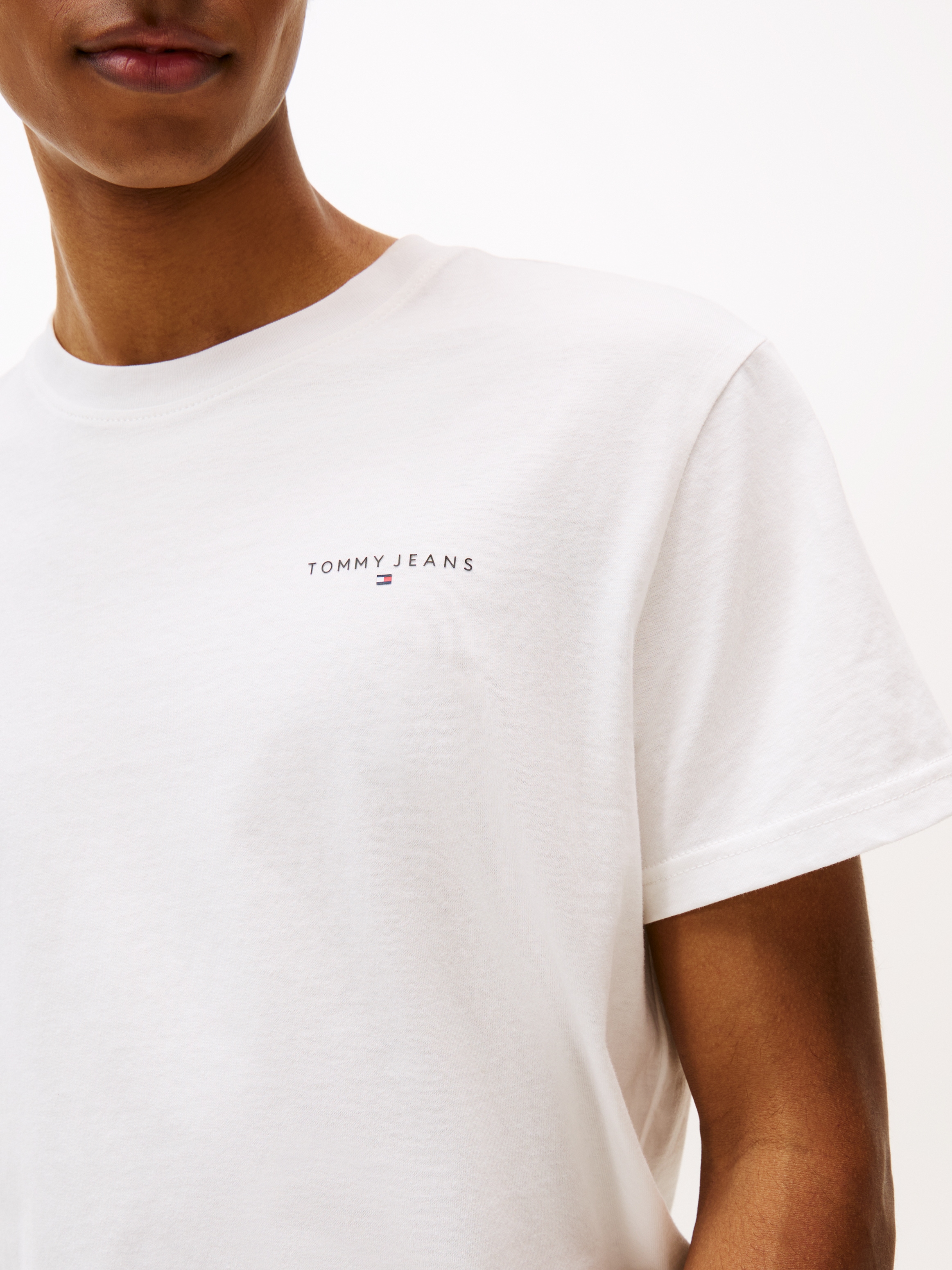 Tommy Jeans T-Shirt »TJM SLIM LINEAR CHEST TEE EXT« Mit Rundhalsausschnitt