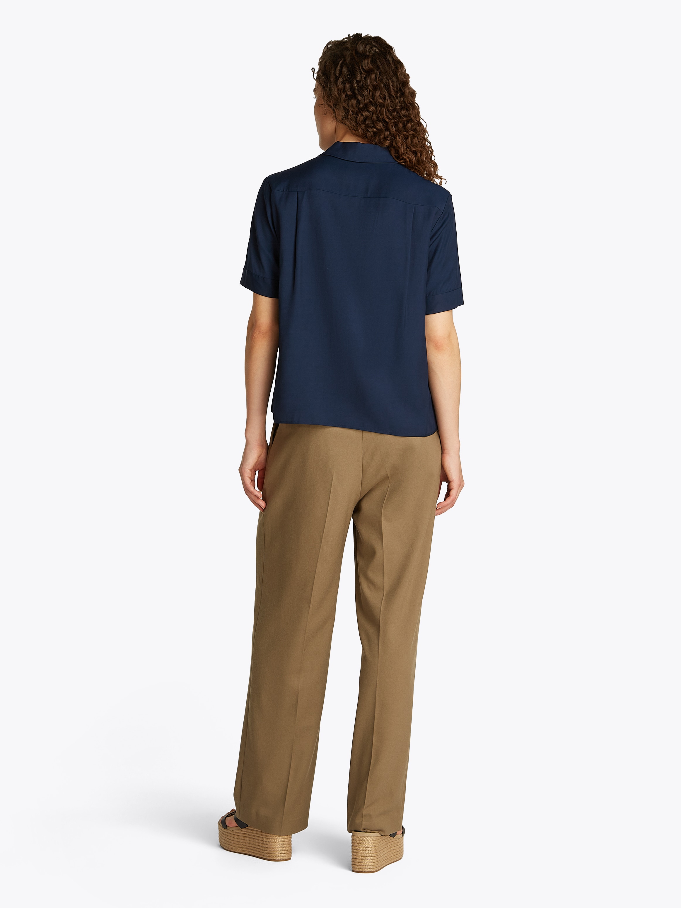 Tommy Hilfiger Kurzarmshirt »SOFT VISCOSE S/S SHIRT«, in Unifarbe, mit Metalllabel