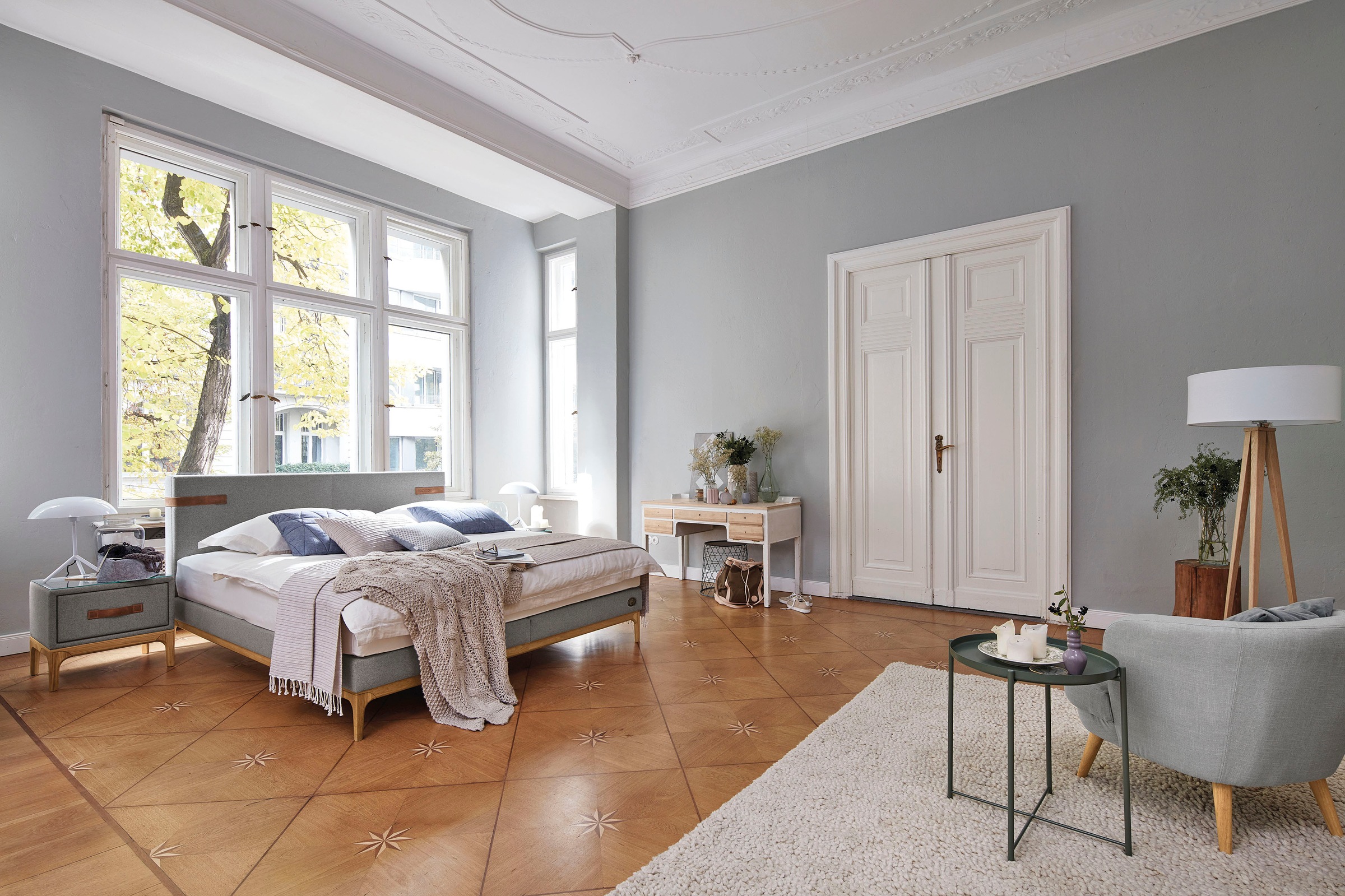 Birkenstock Boxspringbett »Iona«, mit Lederlaschen am Kopfteil, mit Holzsockel in Eiche natur