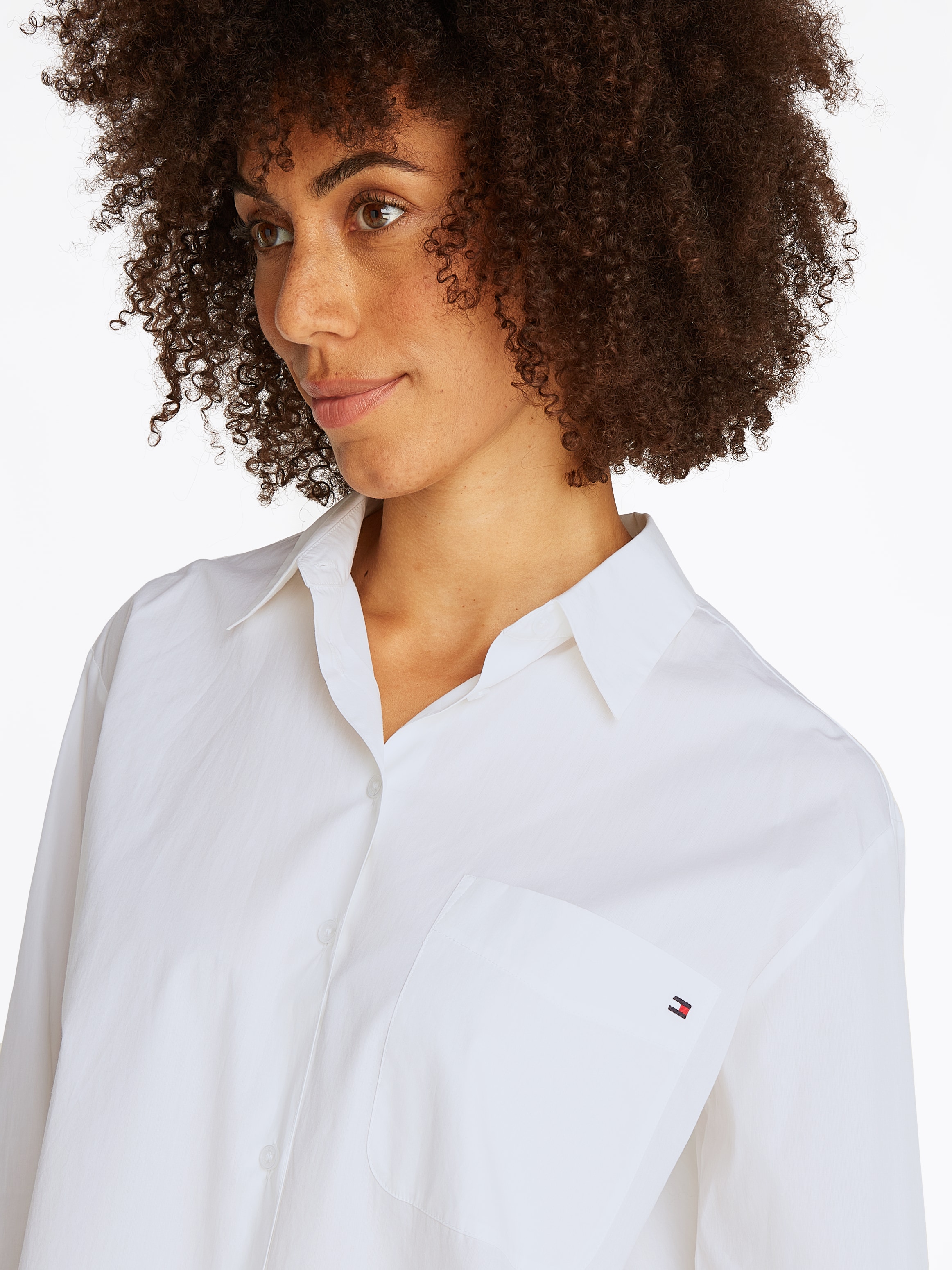 Tommy Hilfiger Hemdbluse »ESS POPLIN EASY FIT SHIRT«, Hinten länger geschnitten mit abgerundetem Saum
