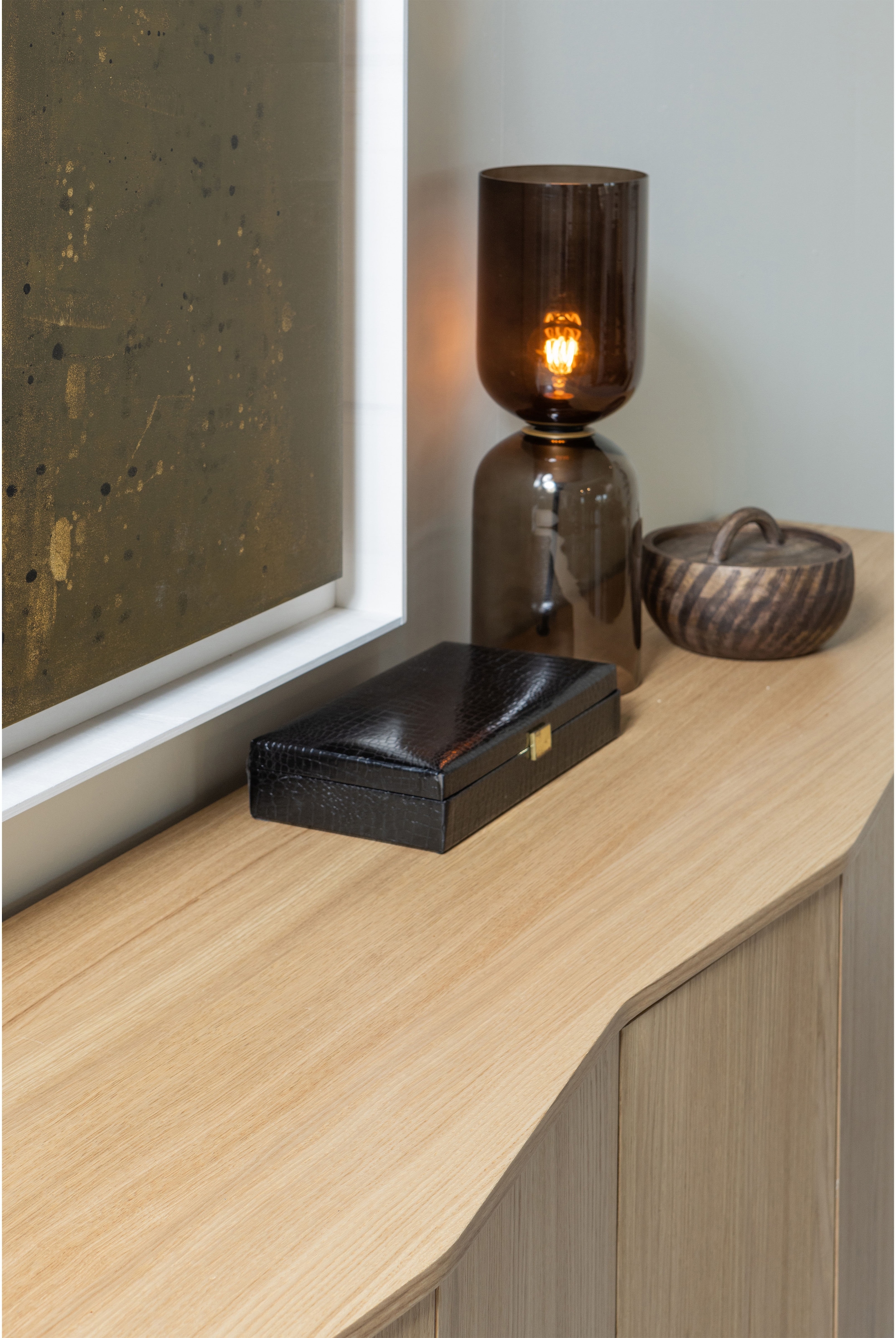 WOOOD Kommode Sideboard aus Eichenfurnier mit zeitlosem Design und Maserung