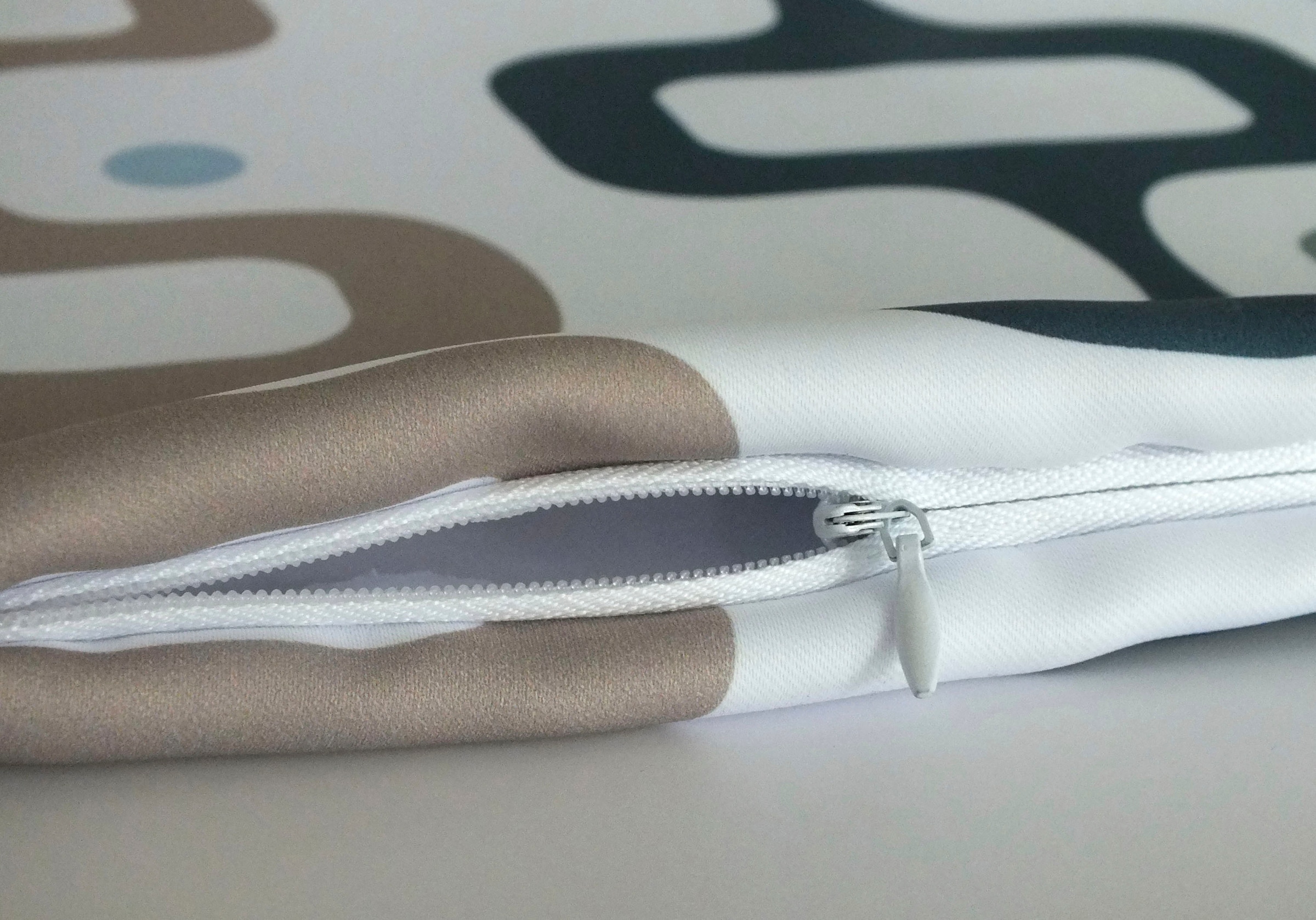 queence Dekokissen »Olan« mit einem Hasen mit Rüschen