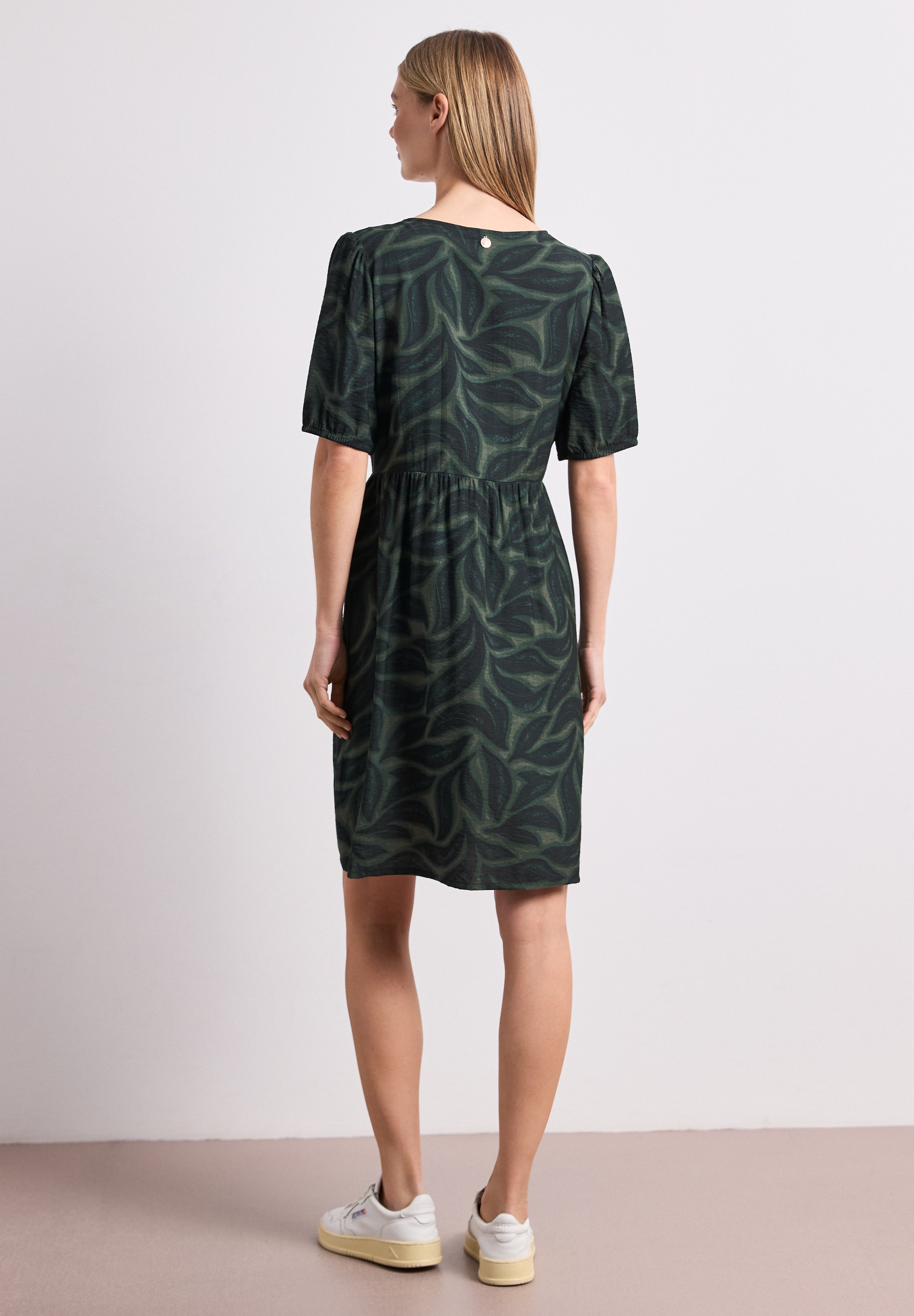 STREET ONE Sommerkleid Ohne Taschen Sommerkleid mit Split Neck und Allover-Print/Blätter-Design