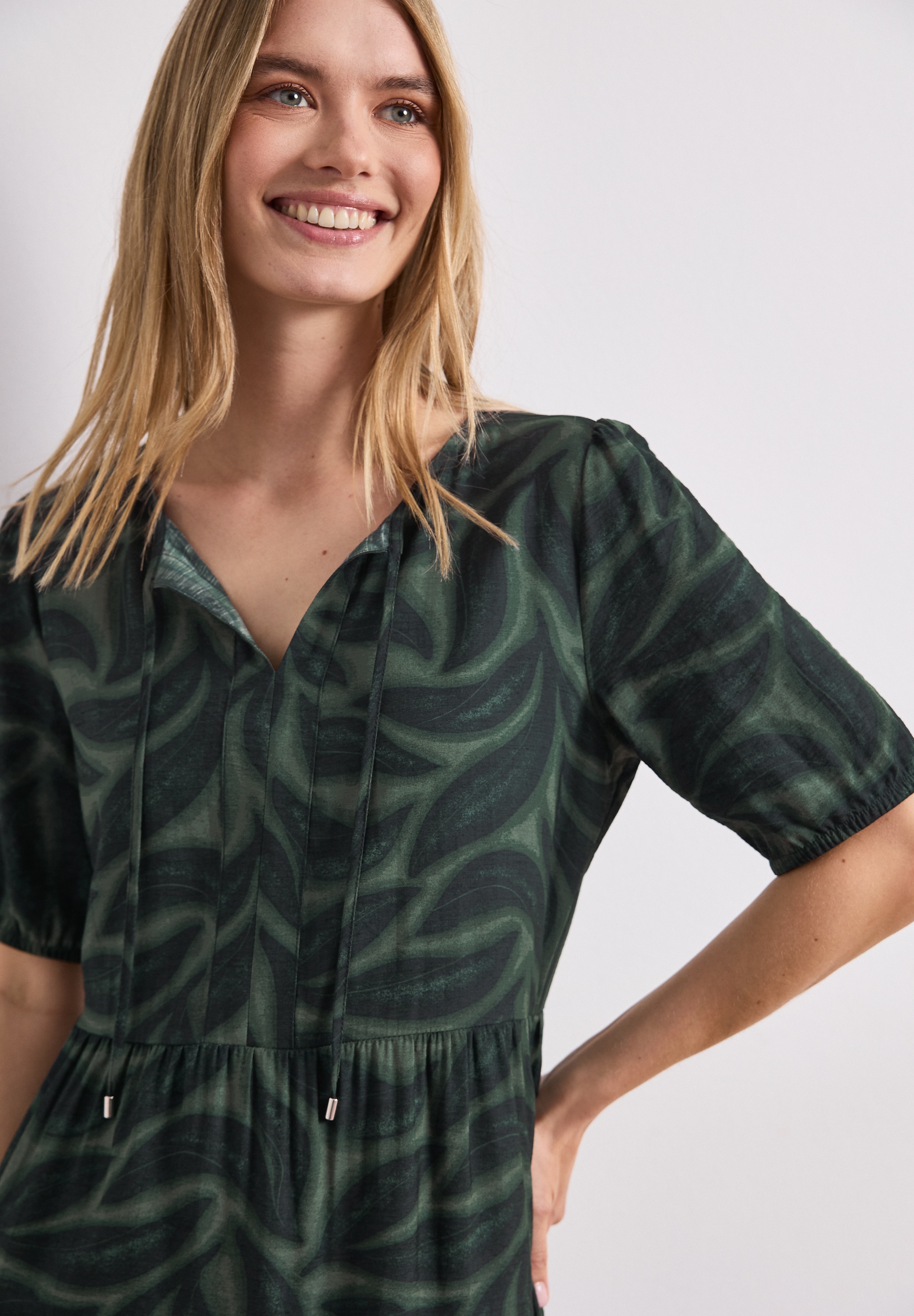 STREET ONE Sommerkleid Ohne Taschen Sommerkleid mit Split Neck und Allover-Print/Blätter-Design