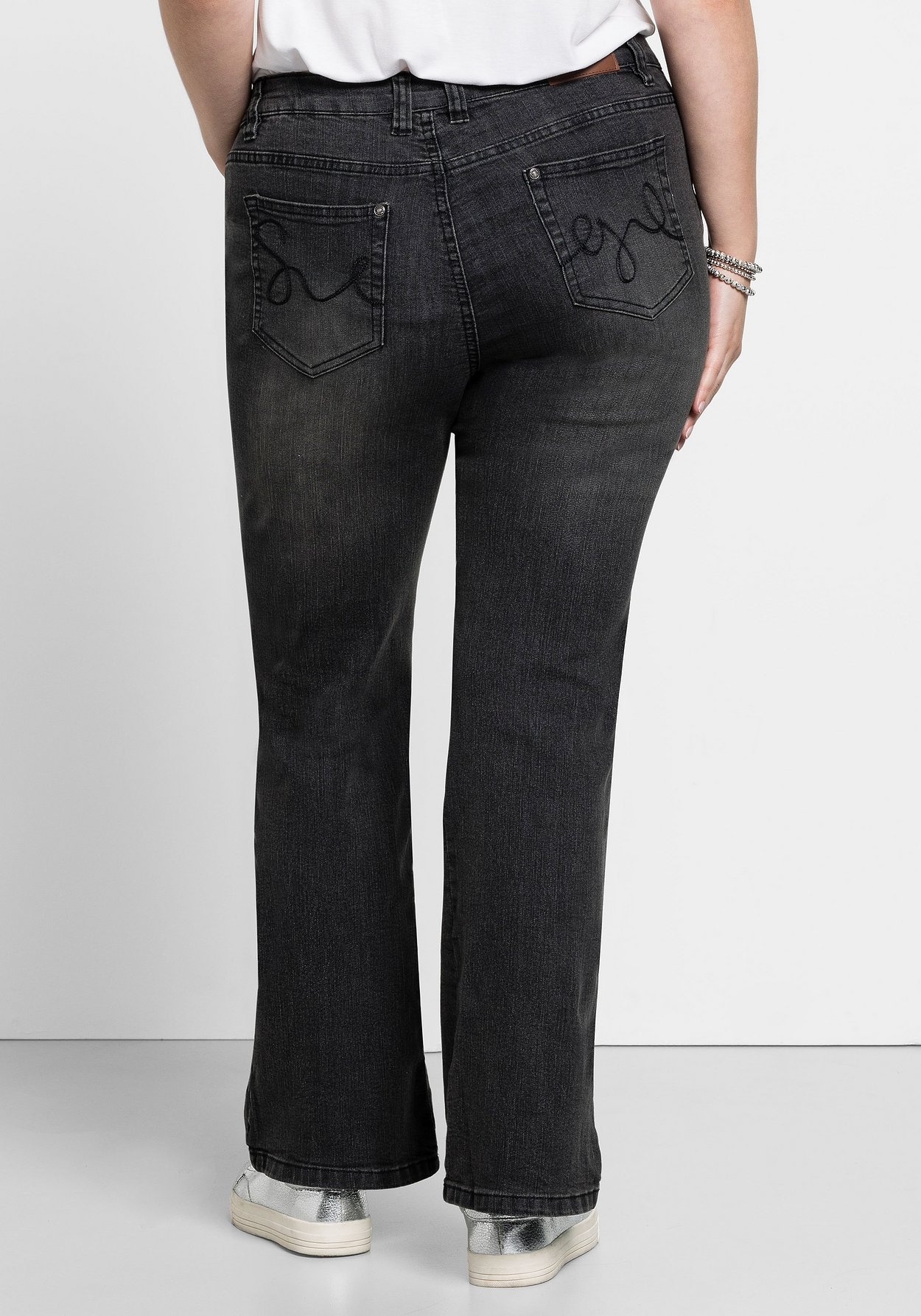 Sheego Bootcut-Jeans »Jeans in 5-Pocket-Form, mit Used-Effekten«, in 5-Pocket-Form, mit Used-Effekten