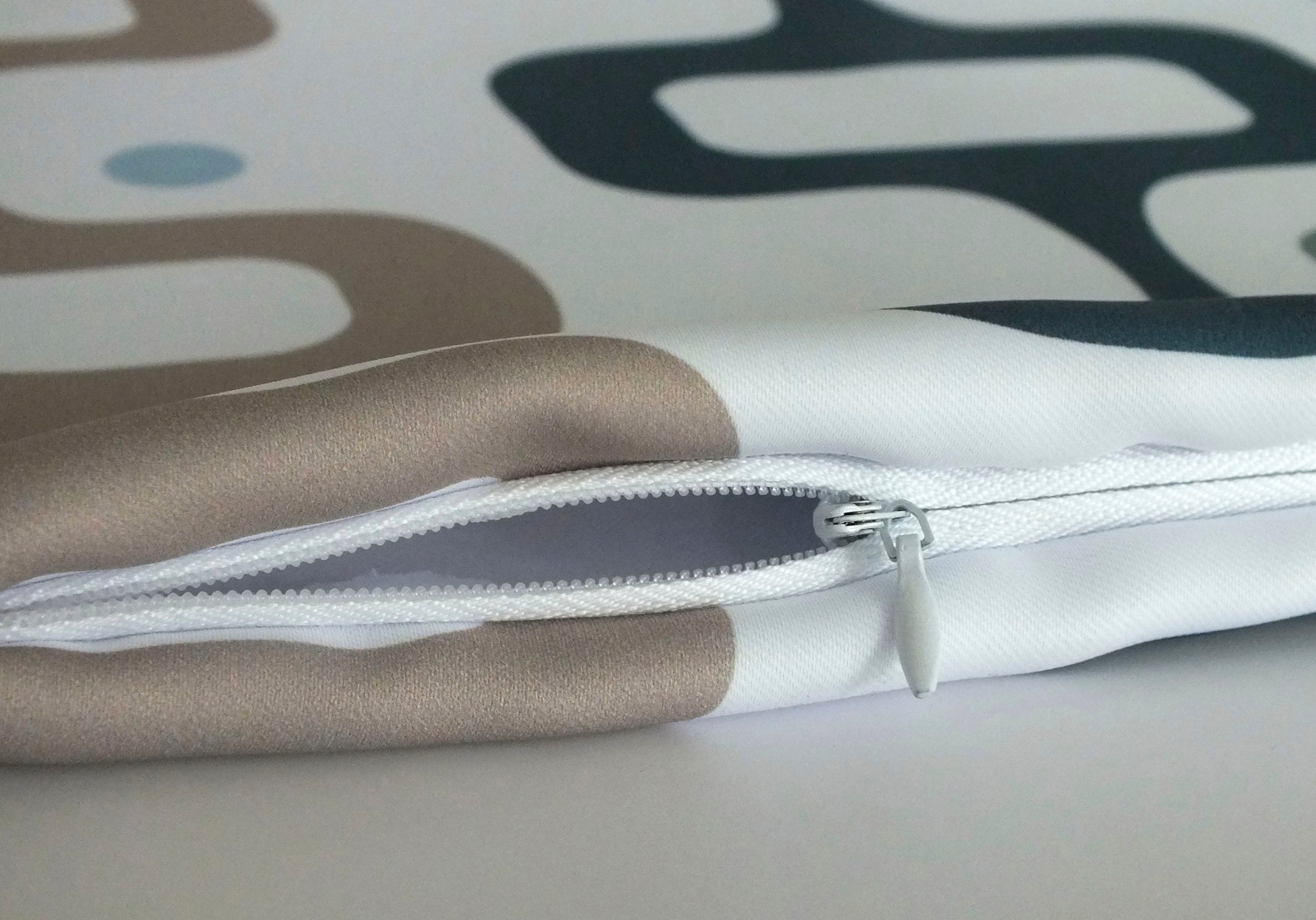 queence Dekokissen »AIsha«, Kissenhülle,Graue Blümchen,Florales Design,Zart,Minimalistisch