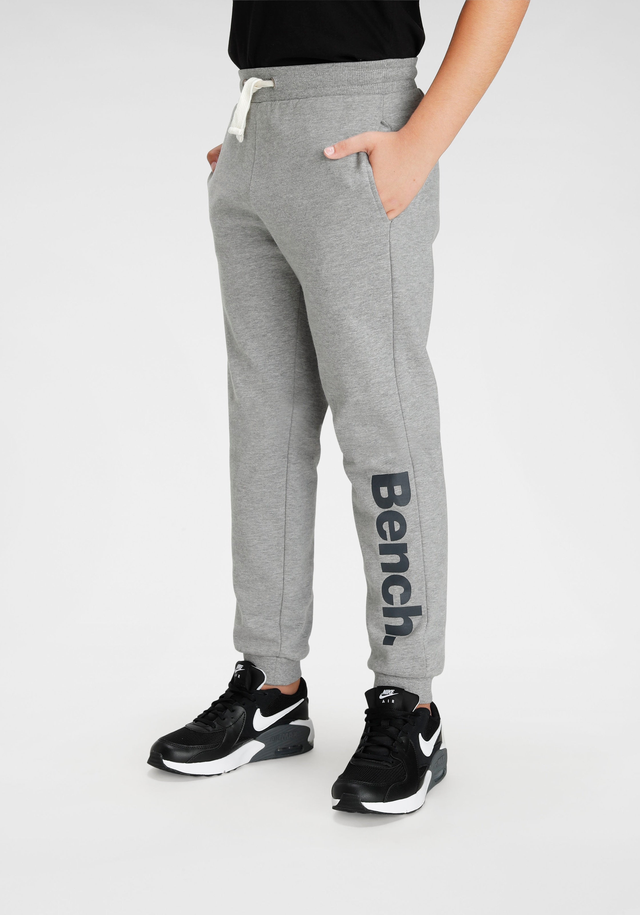 Bench. Sweathose »Basic«, mit großem Logo-Druck und Nahttaschen bei ♕ | Jogginghosen