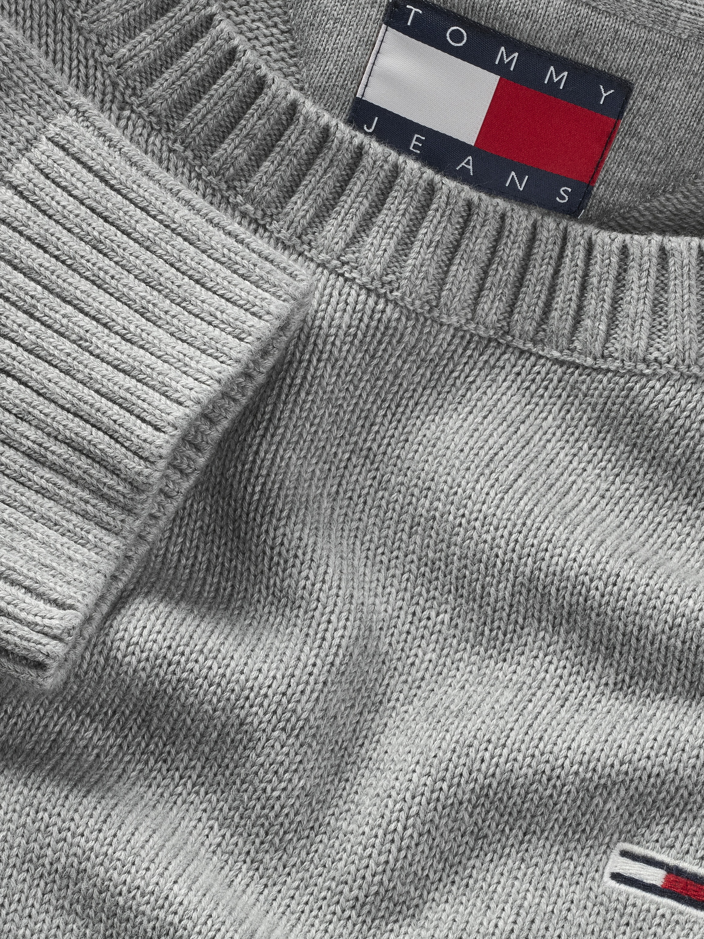Tommy Jeans Strickpullover »TJM SLIM ESSNTLS C-NECK SWEATER«, mit Markenlogo auf der Brust