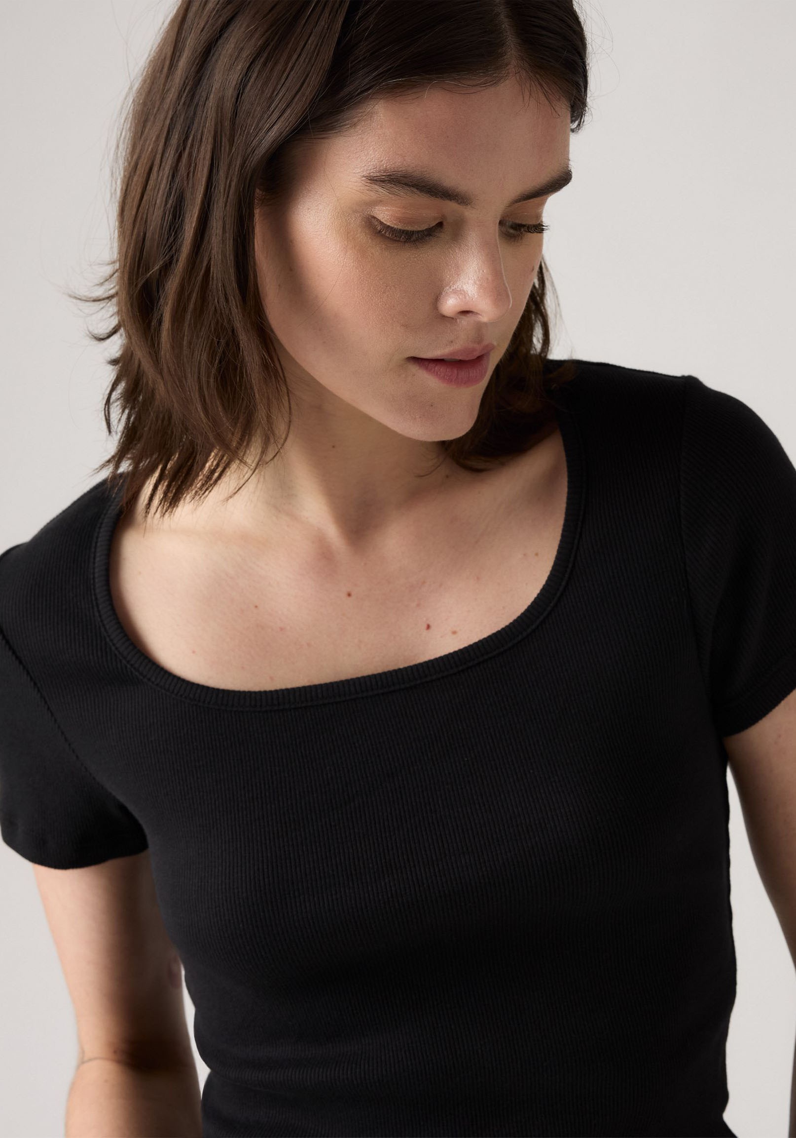 Levi's® T-Shirt »ESSENTIAL SQRD NE«, Feinrippqualität