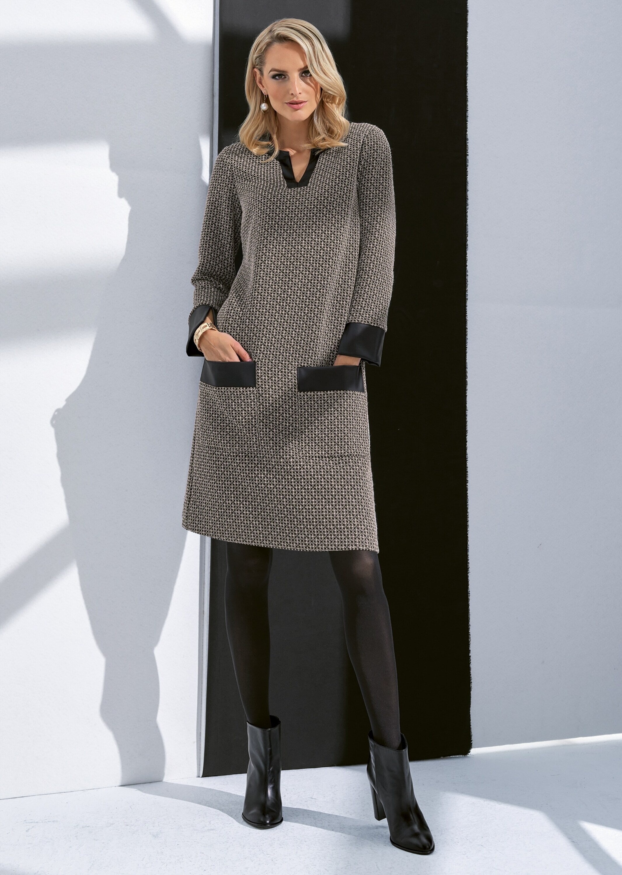 MADELEINE Sommerkleid »Etuikleid Modernes Cocktail-Kleid, Rundhals mit V-Schlitz«