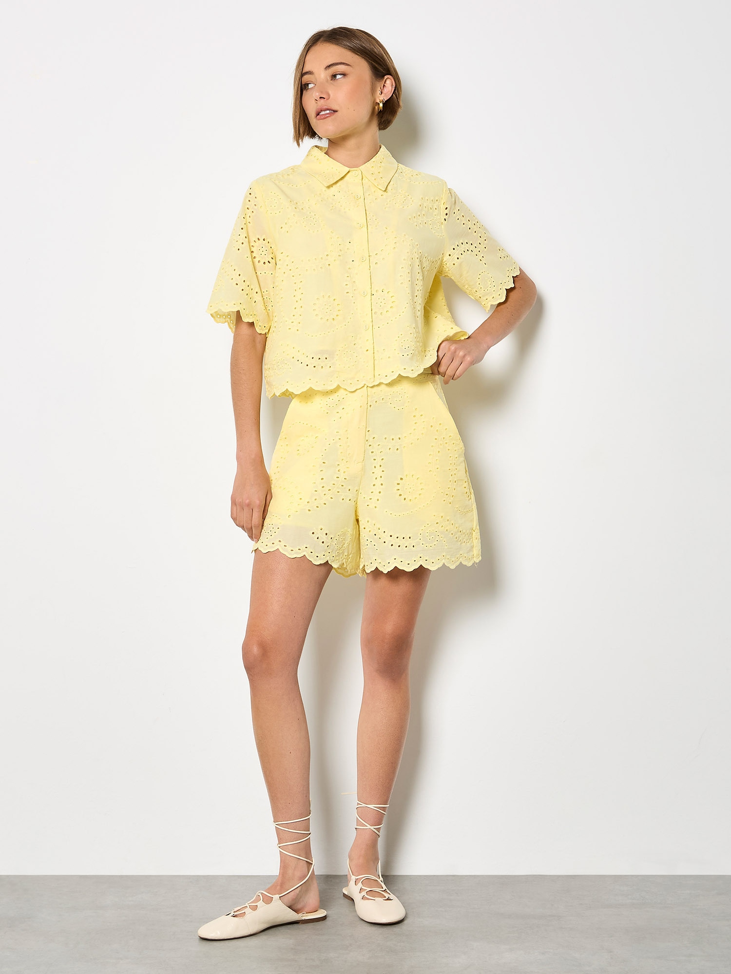 Apricot Shorts »Mini-Shorts mit Wellenkante«  mit Stickerei