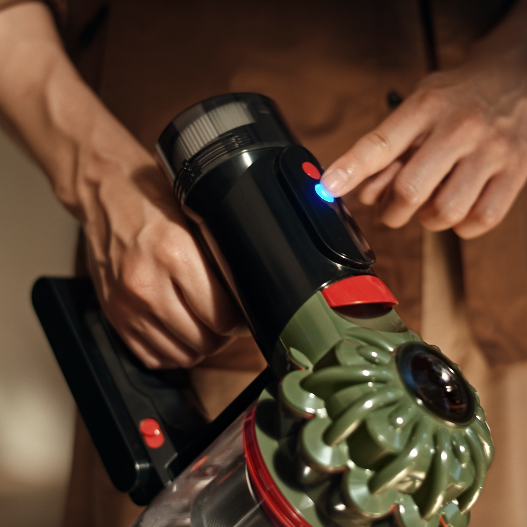 DYSON Akku-Hand-und Stielstaubsauger »V8 Cyclone« 150 AirWatt, 30 % mehr Leistung. 60 Minuten Laufzeit.