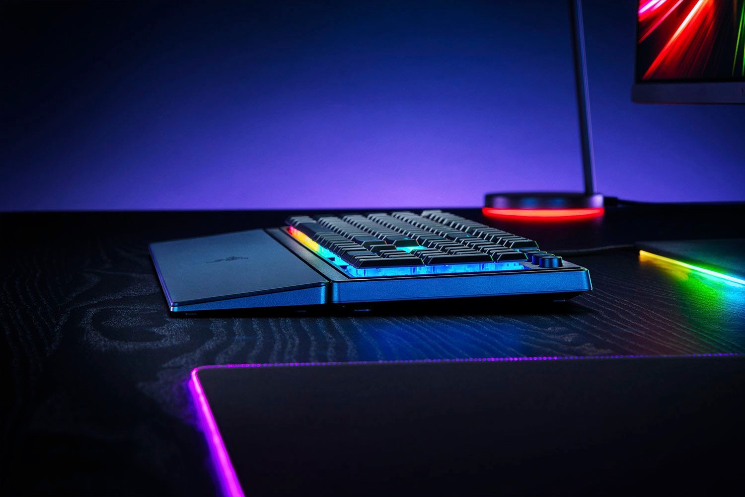 RAZER Gaming-Tastatur »Ornata V3«, (UV-Schutzbeschichtung-USB-Hub-Handgelenkauflage-ergonomische Form-Multimedia-Tasten-Ziffernblock)