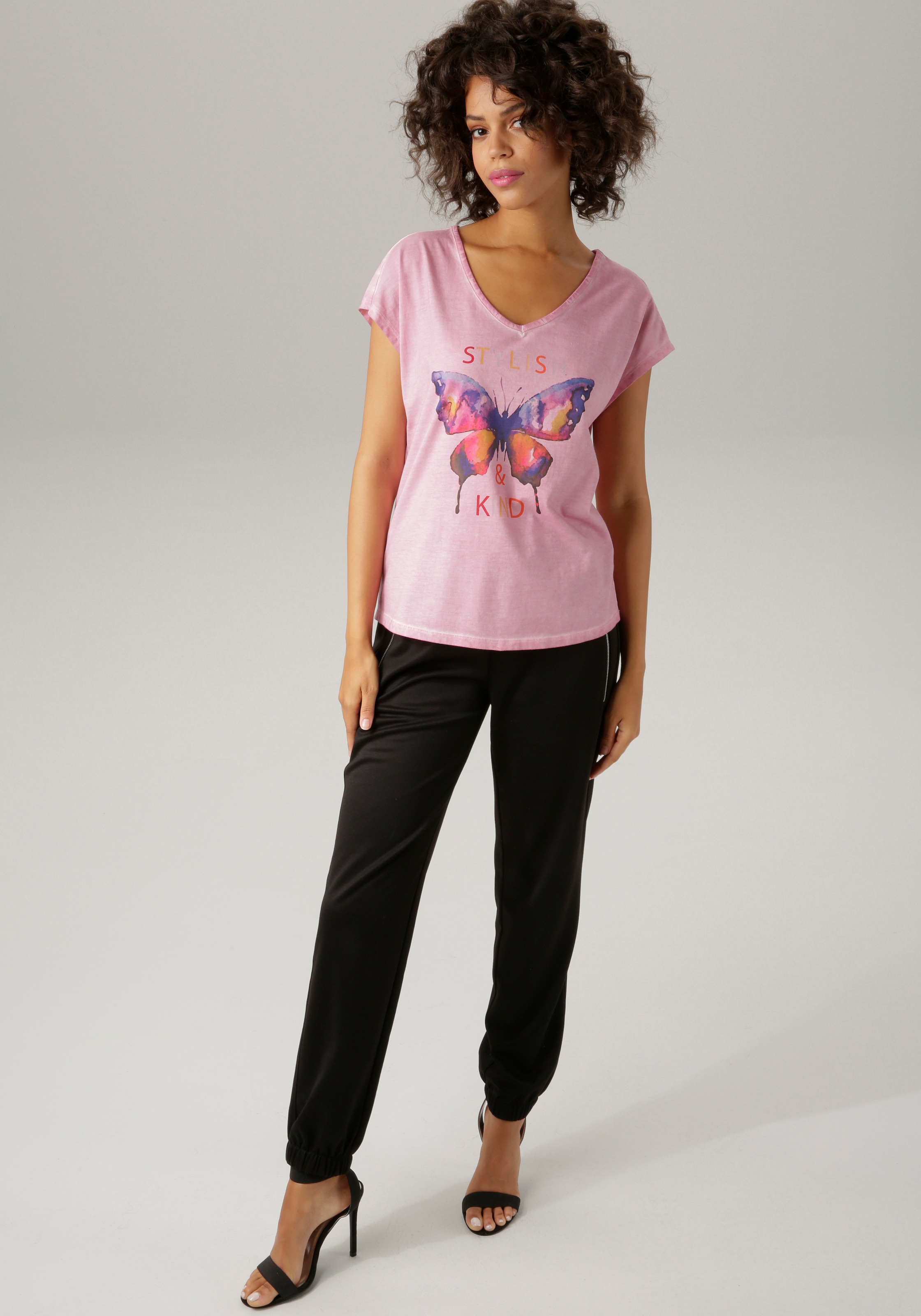 batikfarbigem Schriftzug ♕ Schmetterling mit Aniston T-Shirt, CASUAL und bei