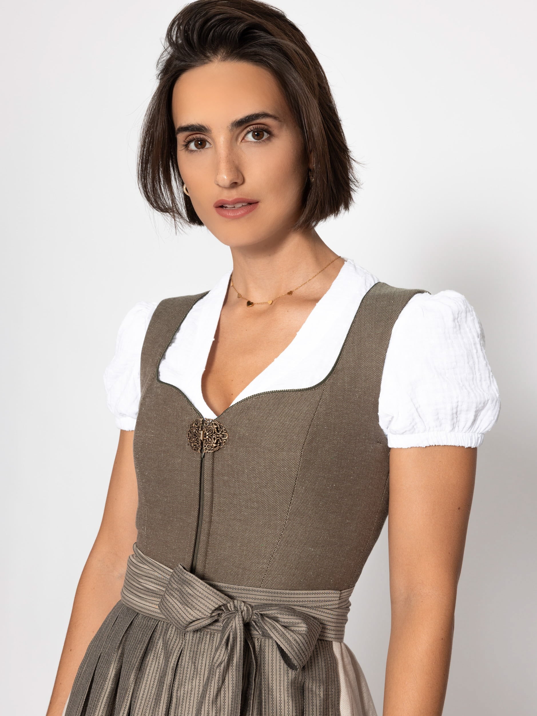 SASSYCLASSY Trachtenbluse »Bluse aus Musselin mit Tupfen« Traditionelle Trachtenbluse mit V Ausschnitt und Puffärmeln Weiß