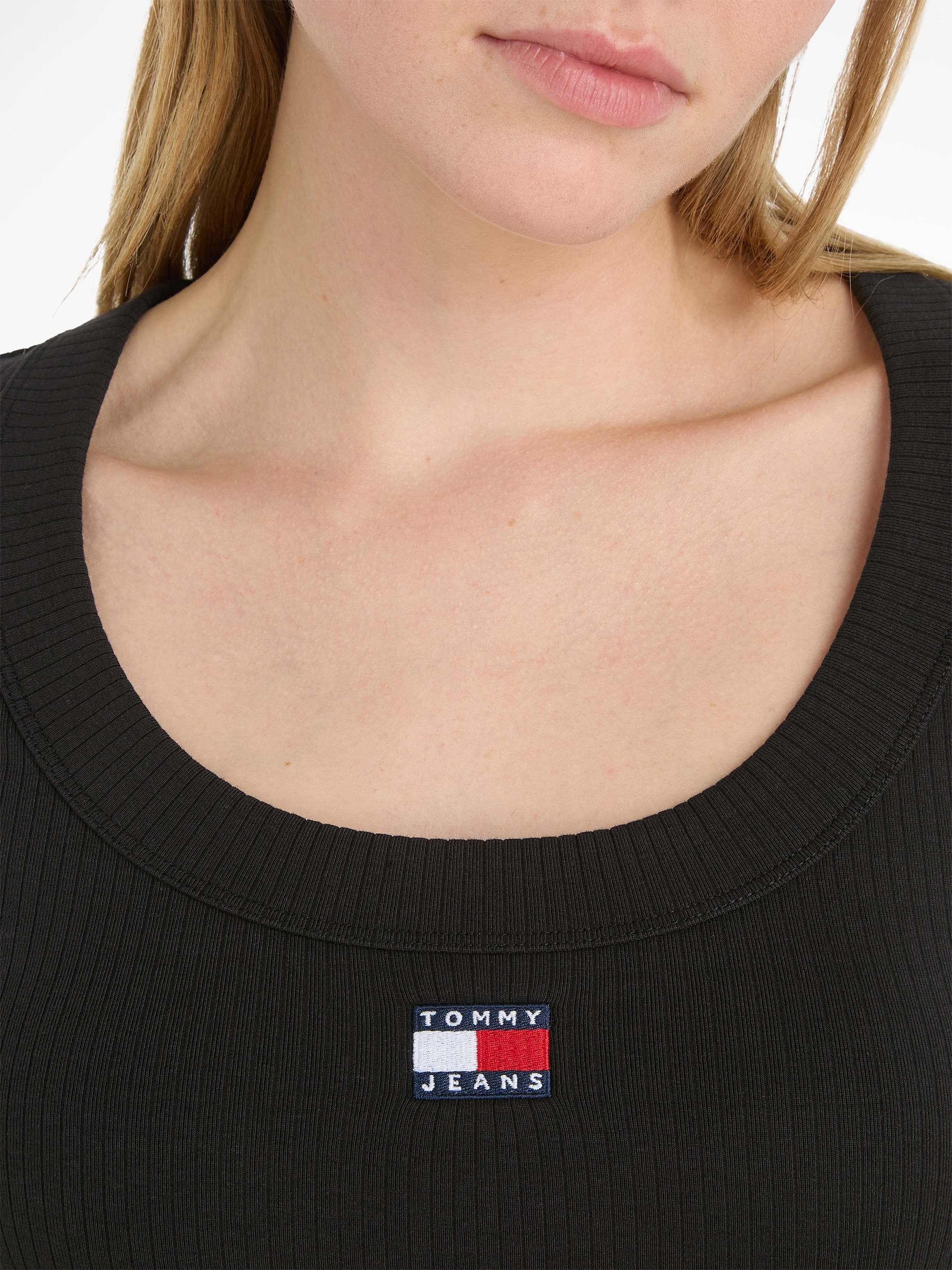 Tommy Jeans Jerseykleid »TJW BADGE RIB BODYCON LS«, mit Markenlabel