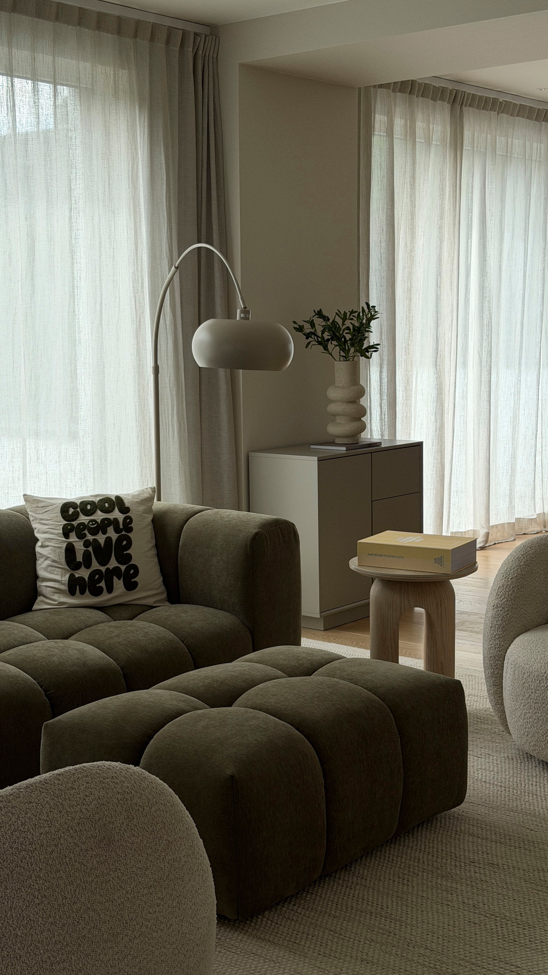 homsy by Ana Johnson Stehlampe »Lightbow - Bogenleuchte in elegantem mattem Beige-Metall« E27 1 Stk. warmweiß - kaltweiß moderne Stehleuchte fürs Wohn- Schlafzimmer höhenverstellbar