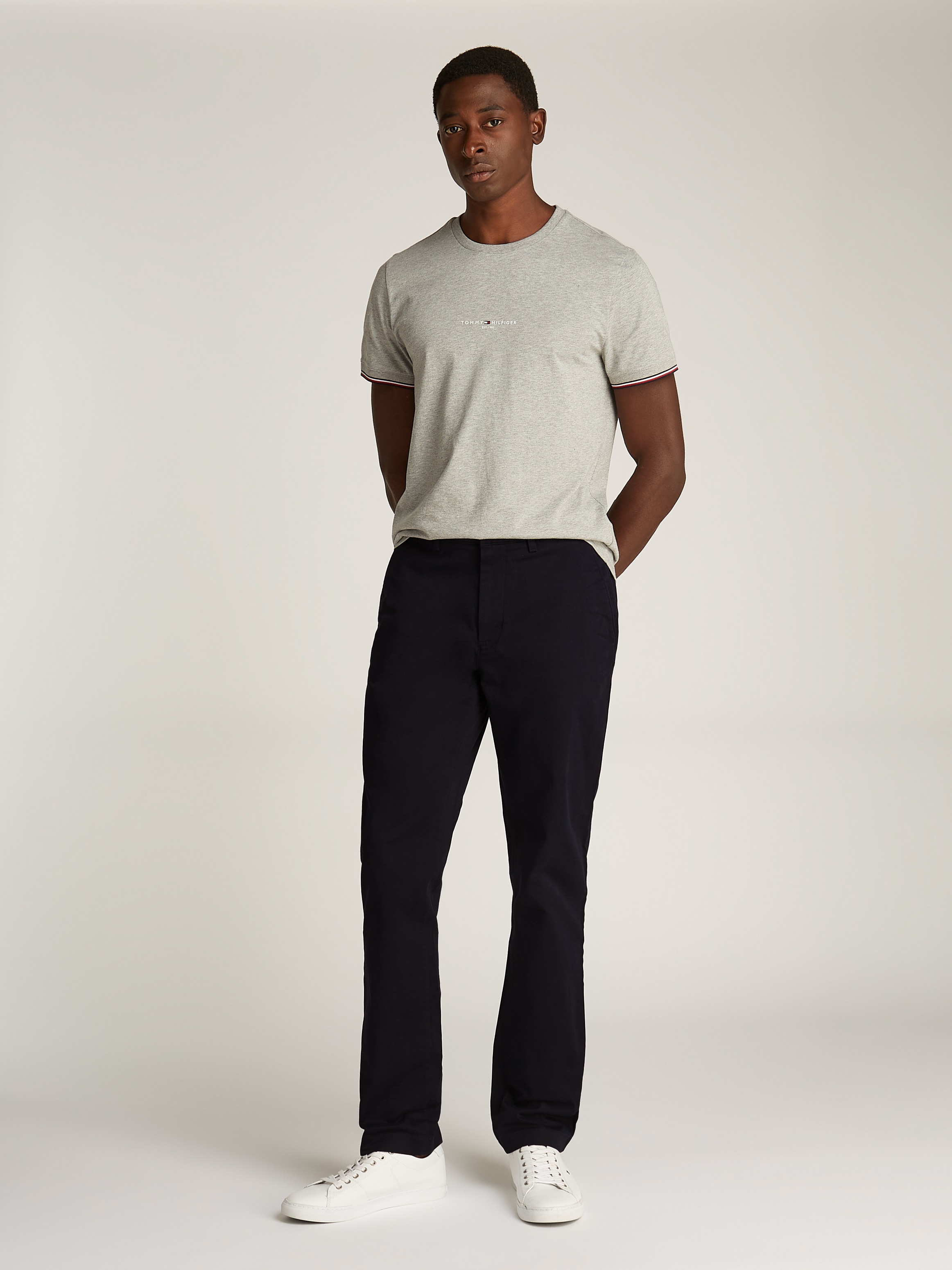 Tommy Hilfiger Chinohose »DENTON CHINO SATIN«, mit Gesäßtaschen mit Knopf, Logostickerei