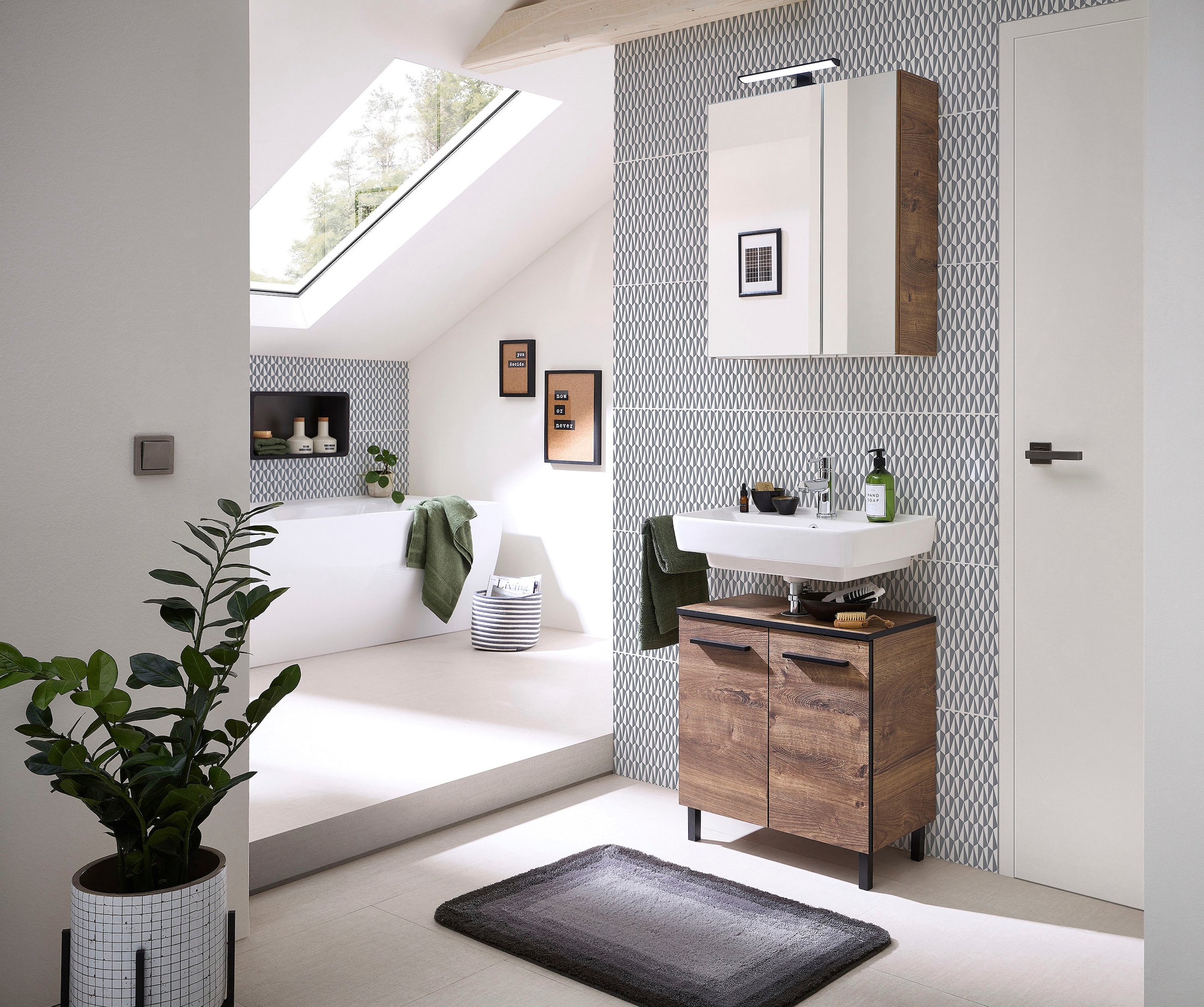 Saphir Spiegelschrank »Quickset 374 Badschrank, 2 Spiegeltüren, 2 Einlegeböden, 60 cm breit«, inkl. LED-Beleuchtung, Türdämpfer, Schalter-/Steckdosenkombination