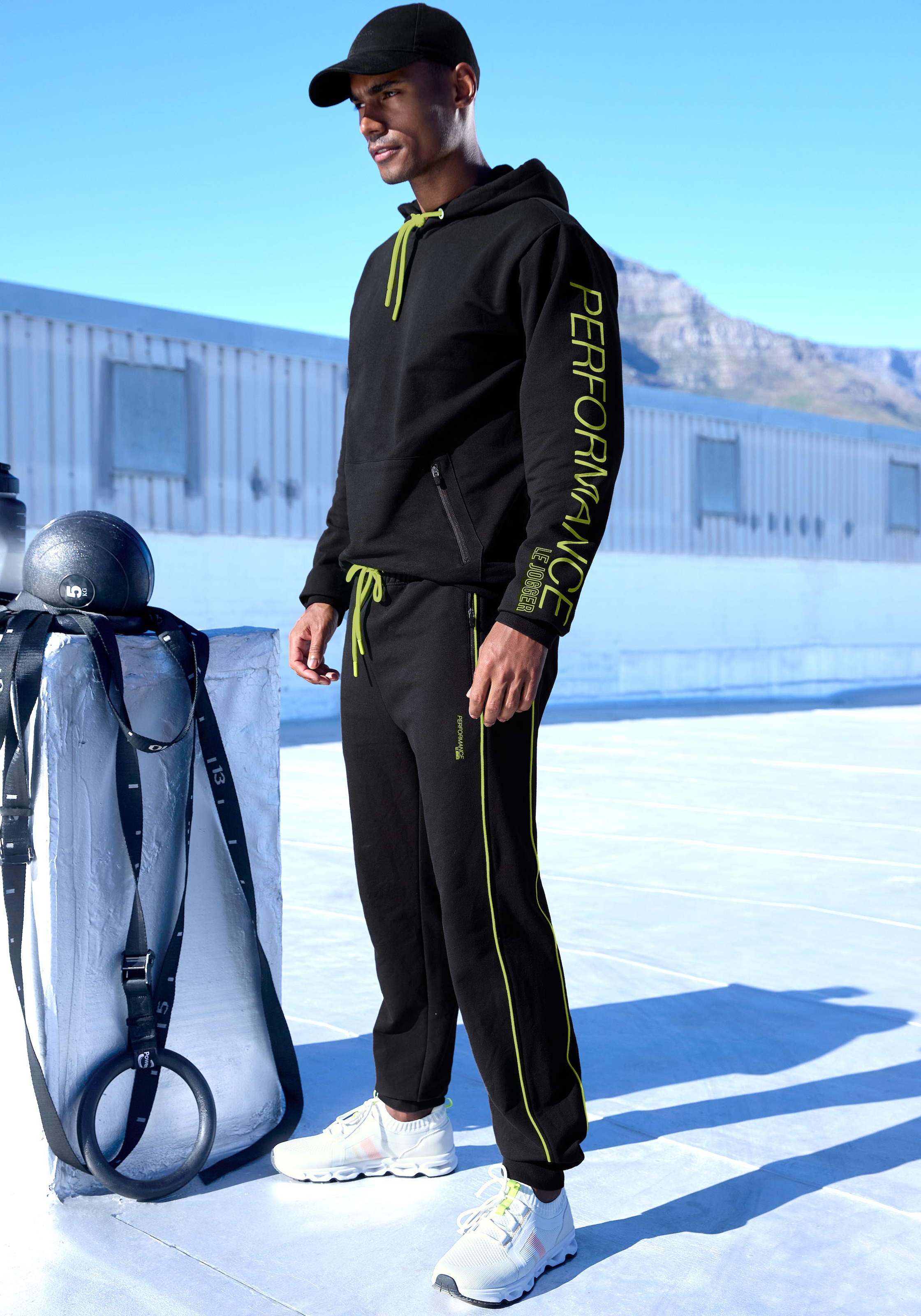 Le Jogger Performance Sporthose  mit praktischen Reißverschlusstaschen und Kontrastdetails