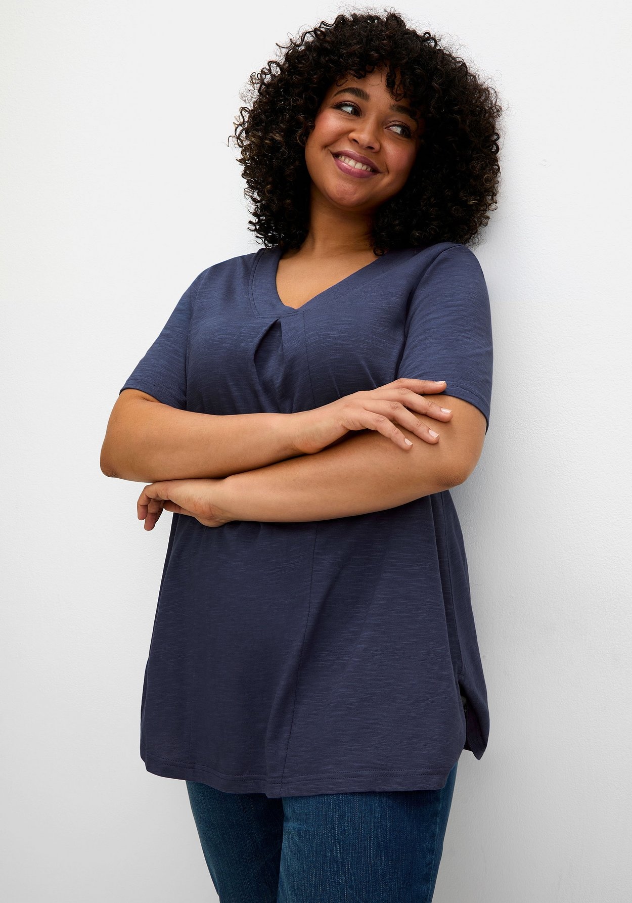Sheego T-Shirt »Shirt in A-Linie, mit V-Ausschnitt und Kellerfalte«