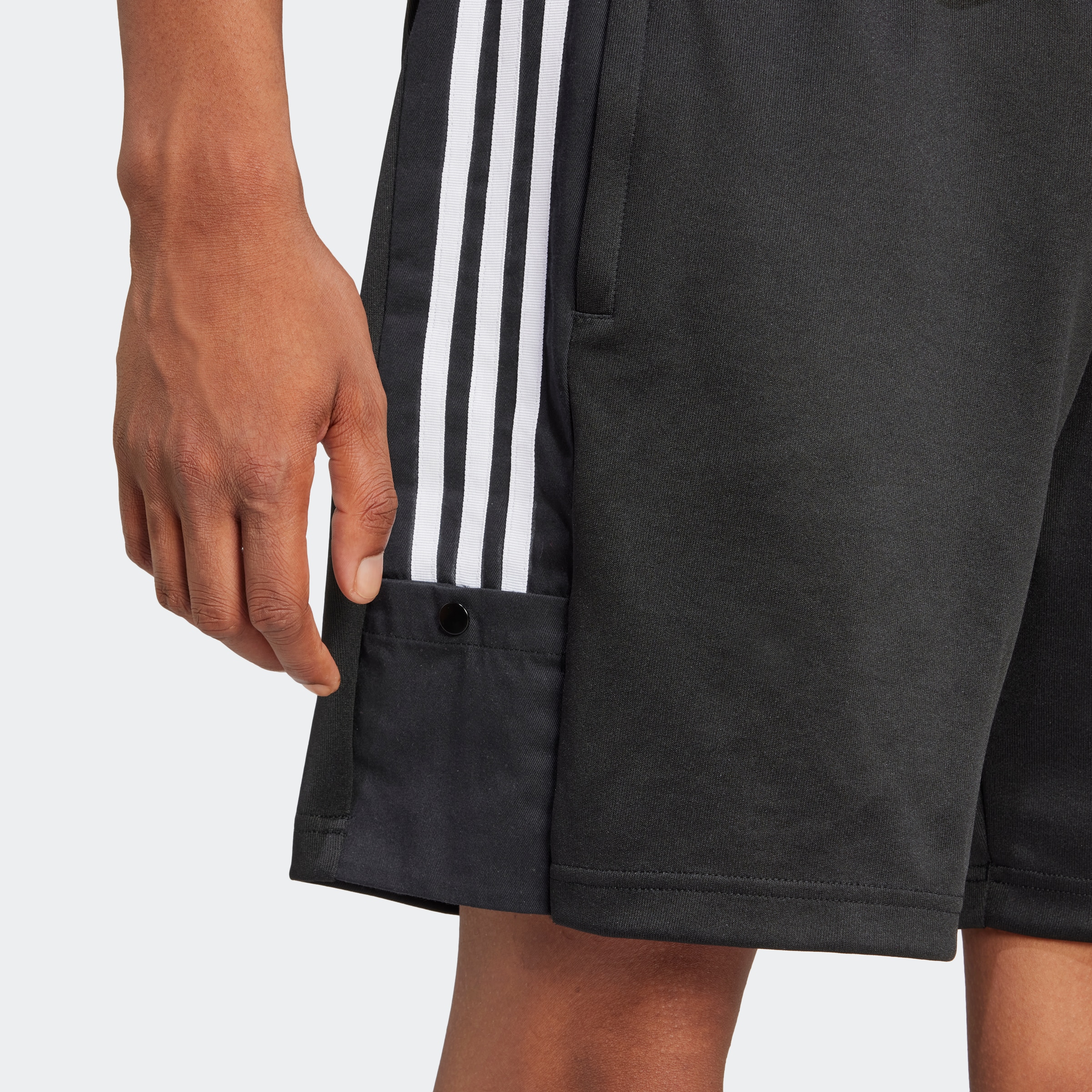 adidas Sportswear Shorts »M TIRO SHO Q1«, (1 tlg.), Trainingsshorts mit Logo, Druckknopftasche
