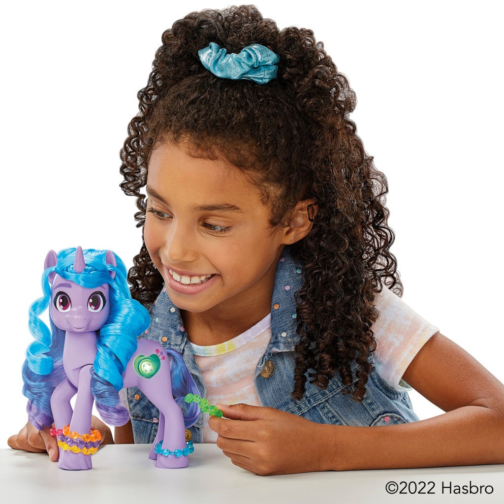 Hasbro Spielfigur »Izzy Moonbow«, mit über 20 Reaktionen und leuchtendem Schönheitsfleck
