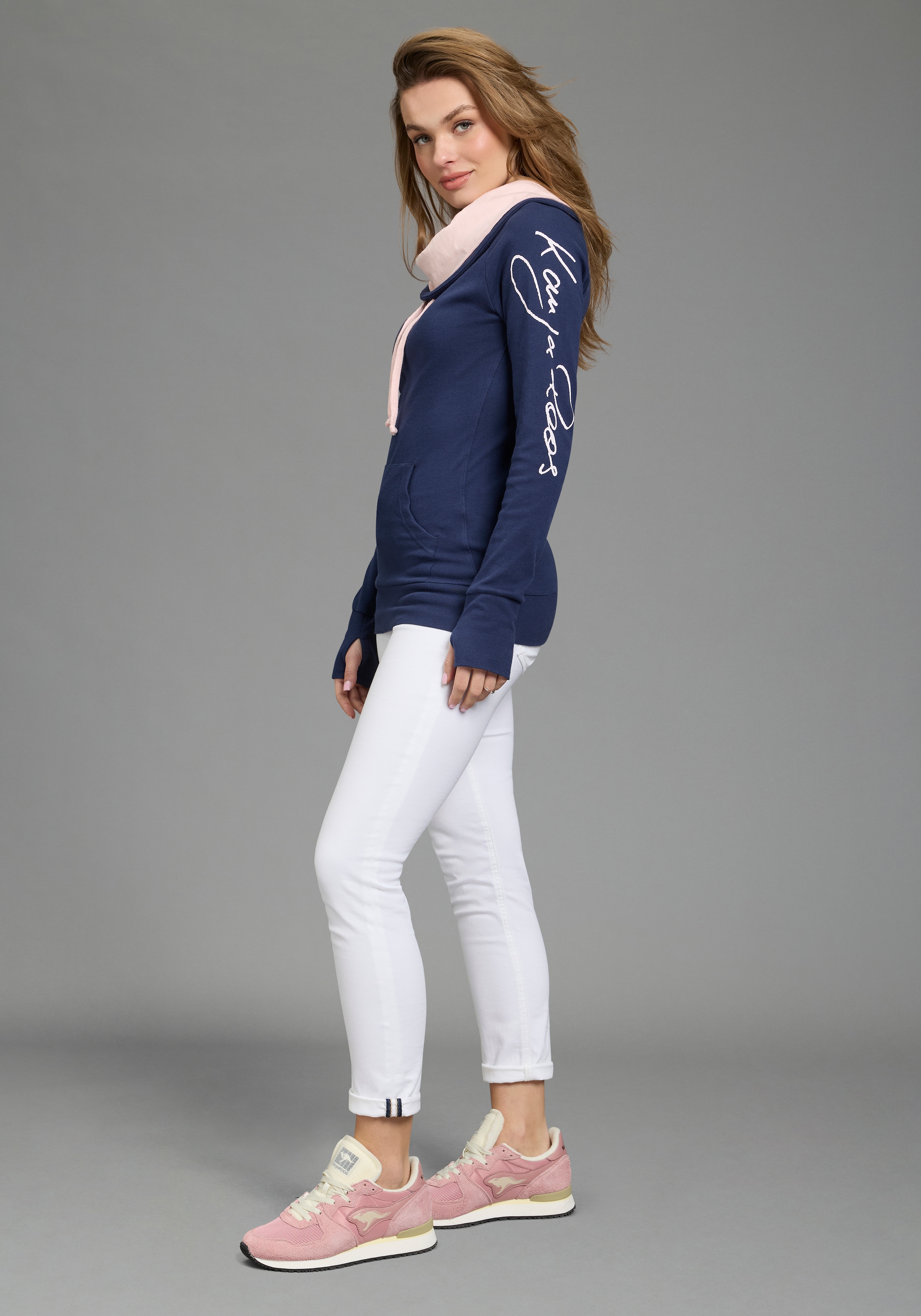 KangaROOS Longsweatshirt , figurbetonter Schnitt,  mit stylischem Logodruck
