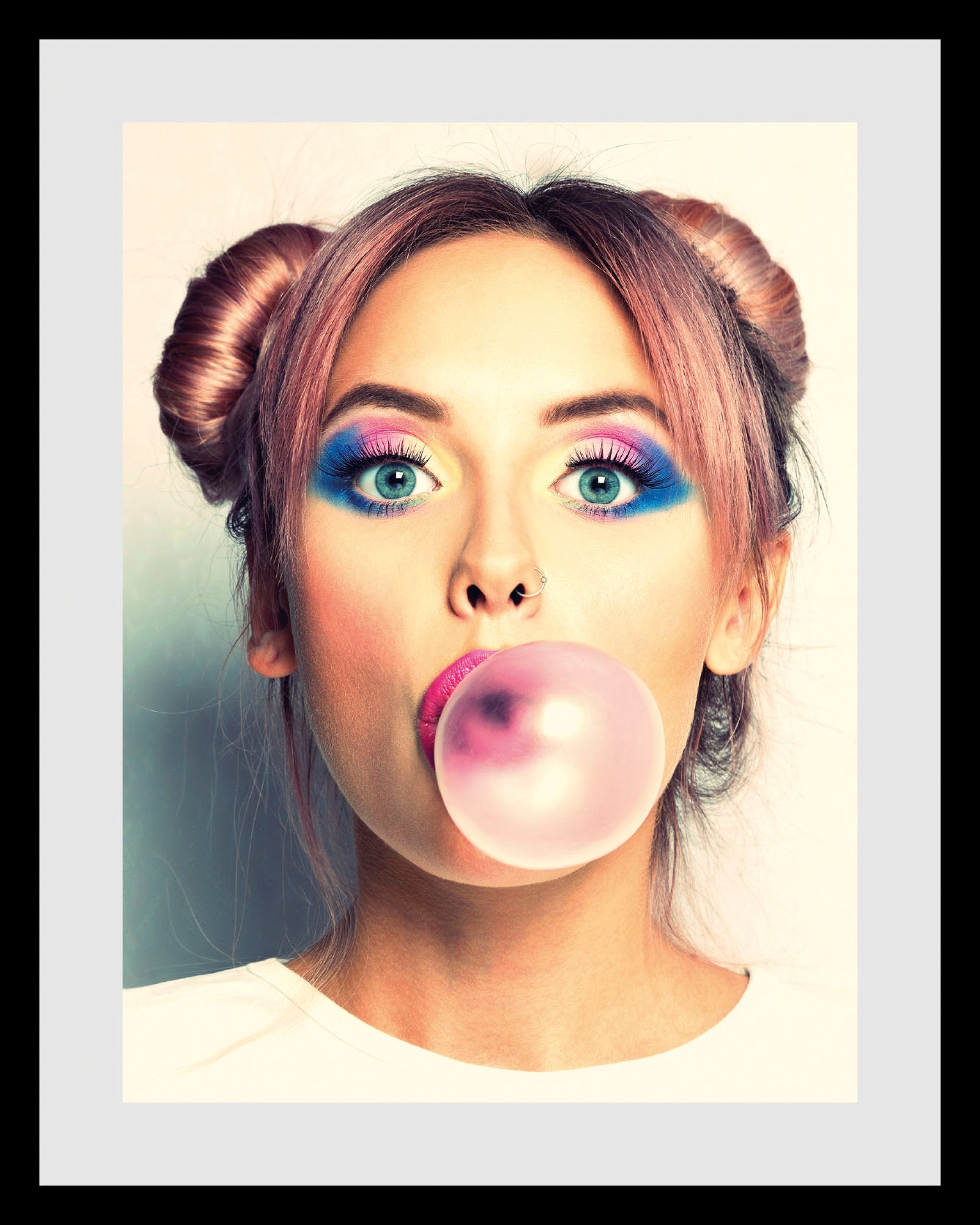 queence Bild »Bubblegum«, Frau-Bilder von Frauen-Art-Kunst-Fashion-Mode-Magazincover-Kiss, (1 St.), HD Premium Poster-Druck inkl. Holzrahmen