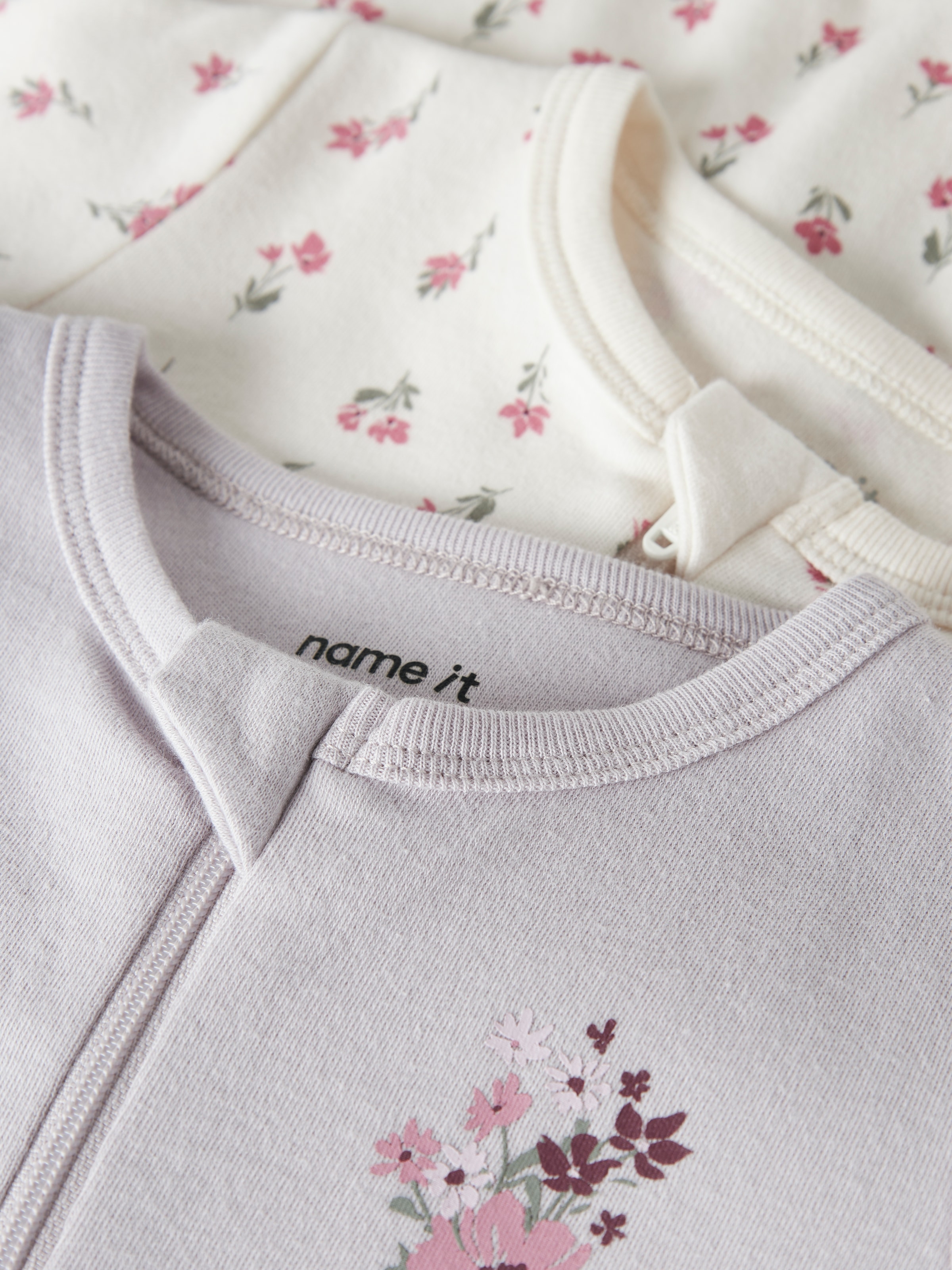 Name It Schlafanzug »NBFNIGHTSUIT 2P ZIP FF FLOWER NOOS« Packung, 2 tlg.