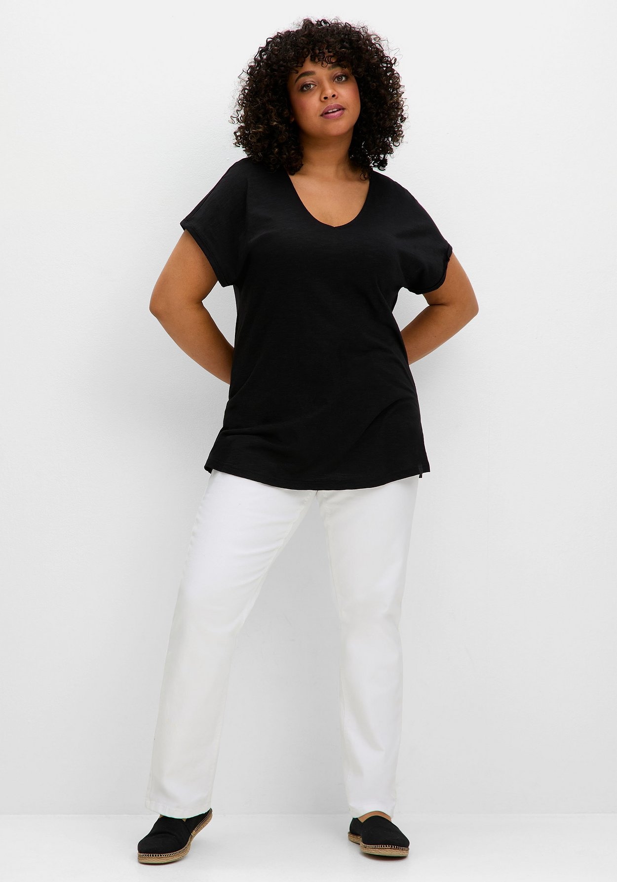 Sheego T-Shirt »T-Shirt mit V-Ausschnitt, aus Flammgarn«