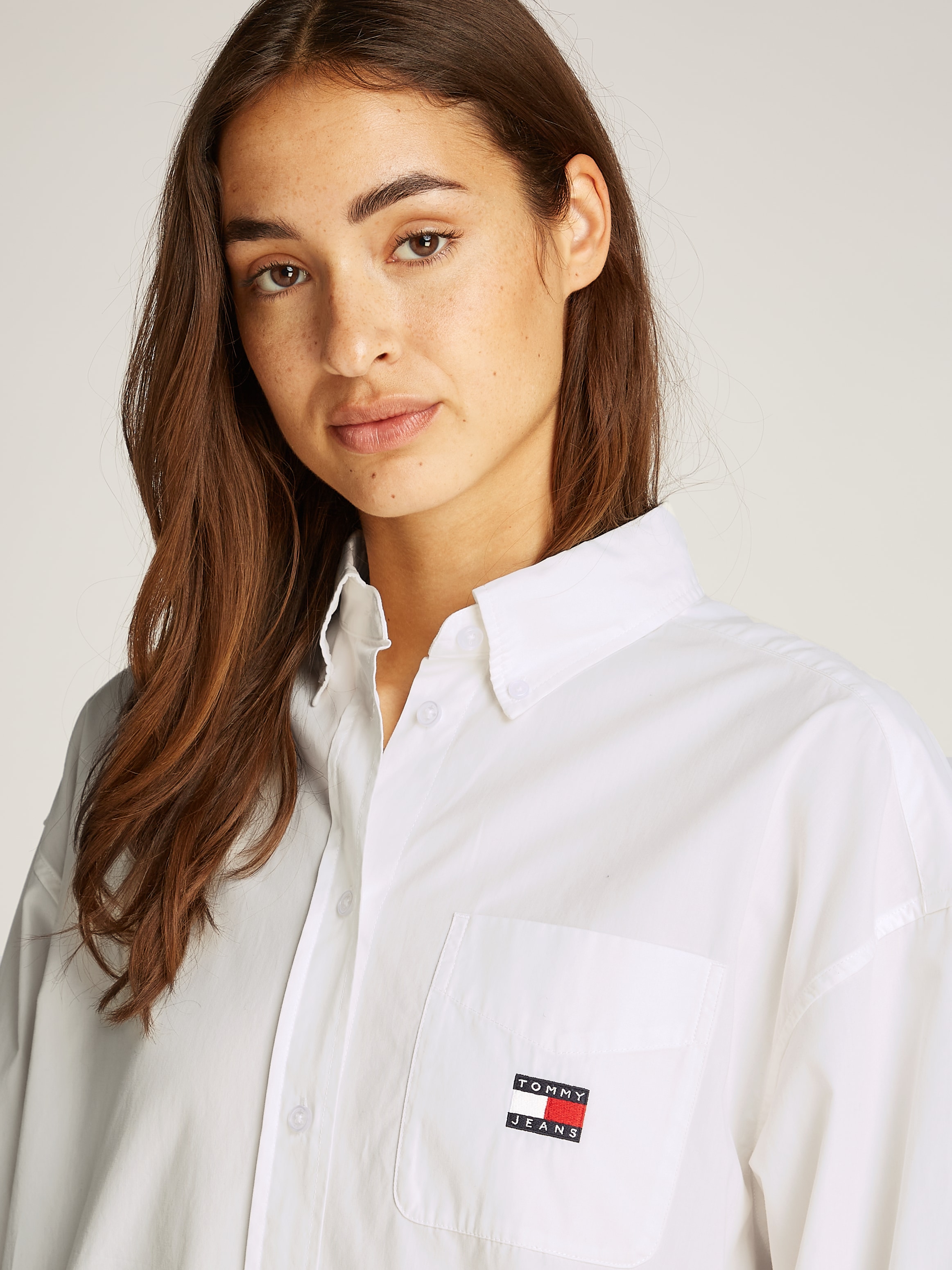 Tommy Jeans Curve Hemdbluse »TJW OVS BADGE POPLIN SHIRT EXT«, in Großen Größen, Popeline, Langarm, Badge