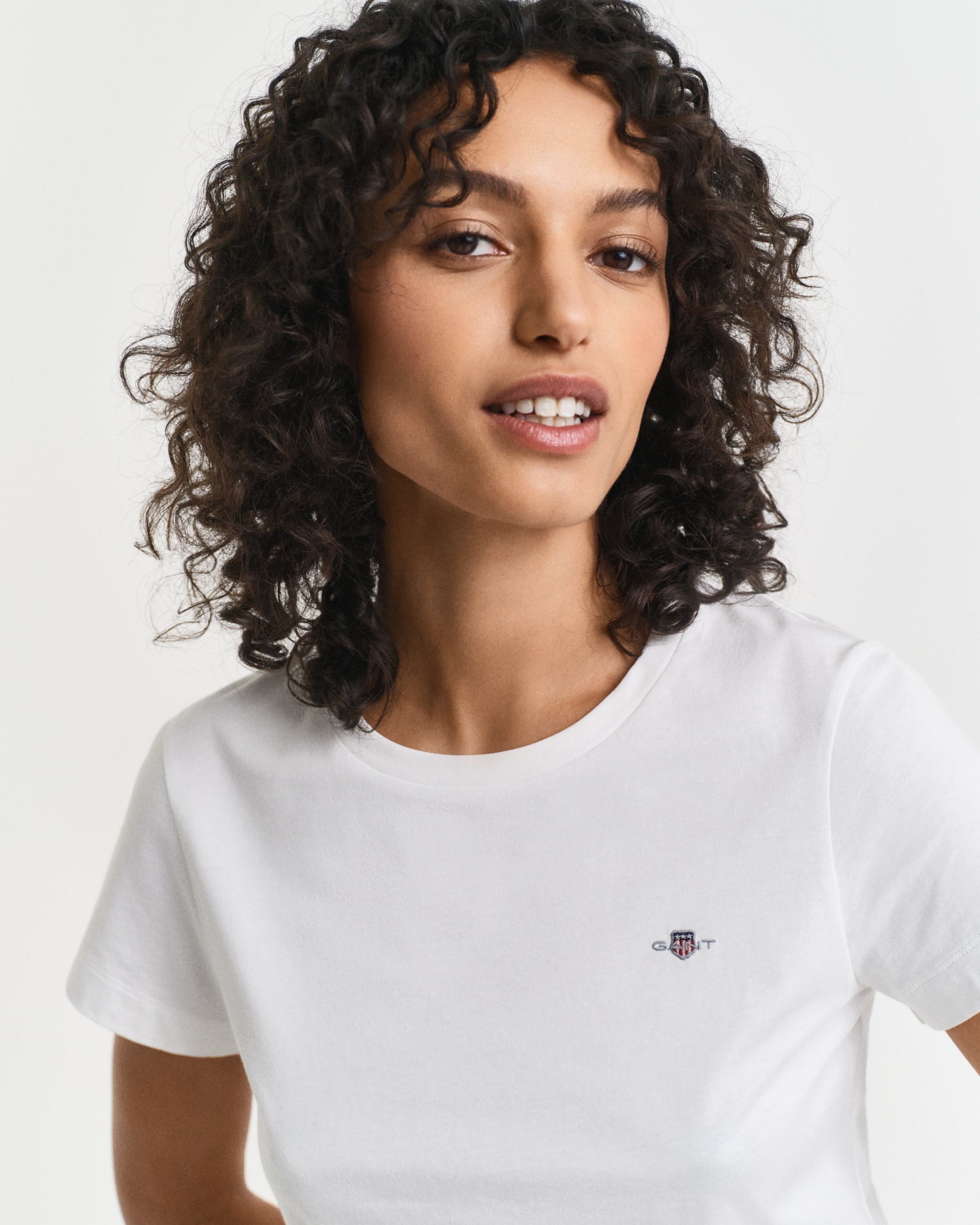 Gant T-Shirt »REG SHIELD KA T-SHIRT«, mit einer kleinen aufgestickten Wappen-Grafik auf der Brust