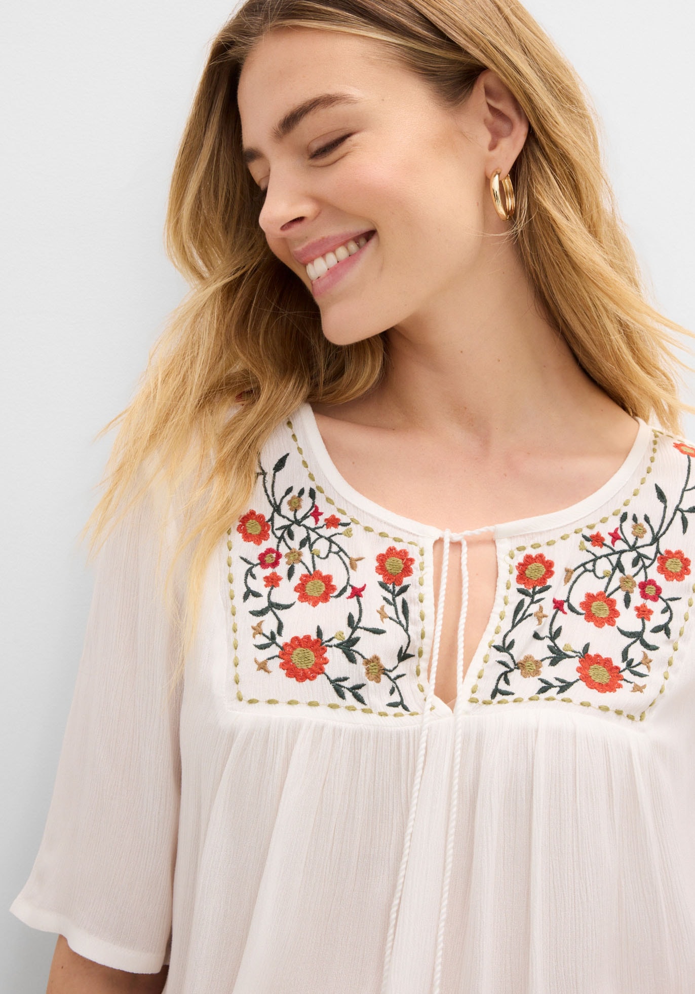 bonprix Tunika Casual Stil, A-Linie Passform, Kurzarm-Design, mit Stickerei