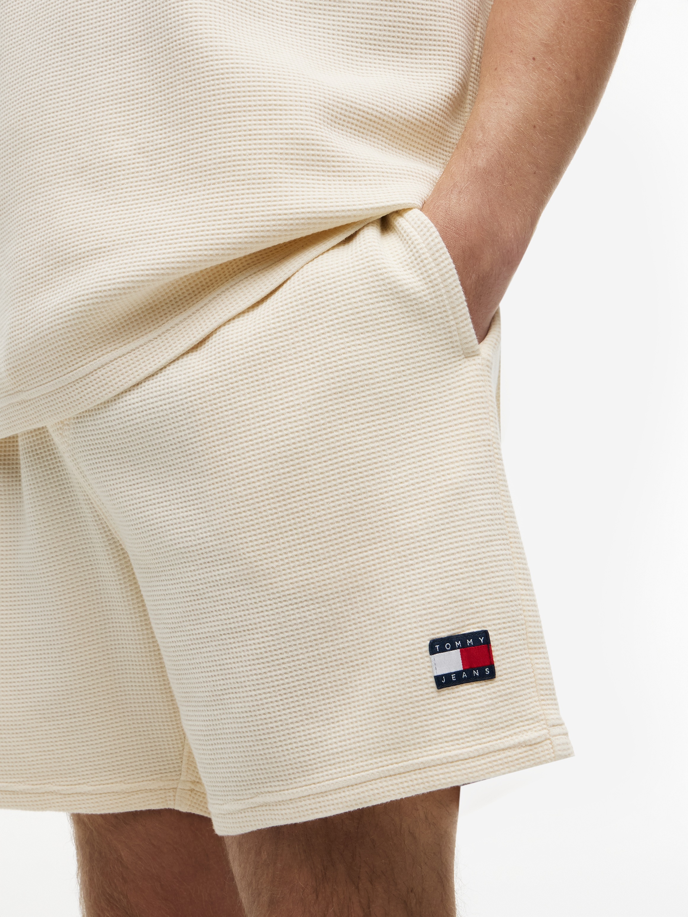 Tommy Jeans Sweatshorts »TJM WASHED WAFFLE BEACH SHORT«  aus Waffelstrick und elastischem Bund