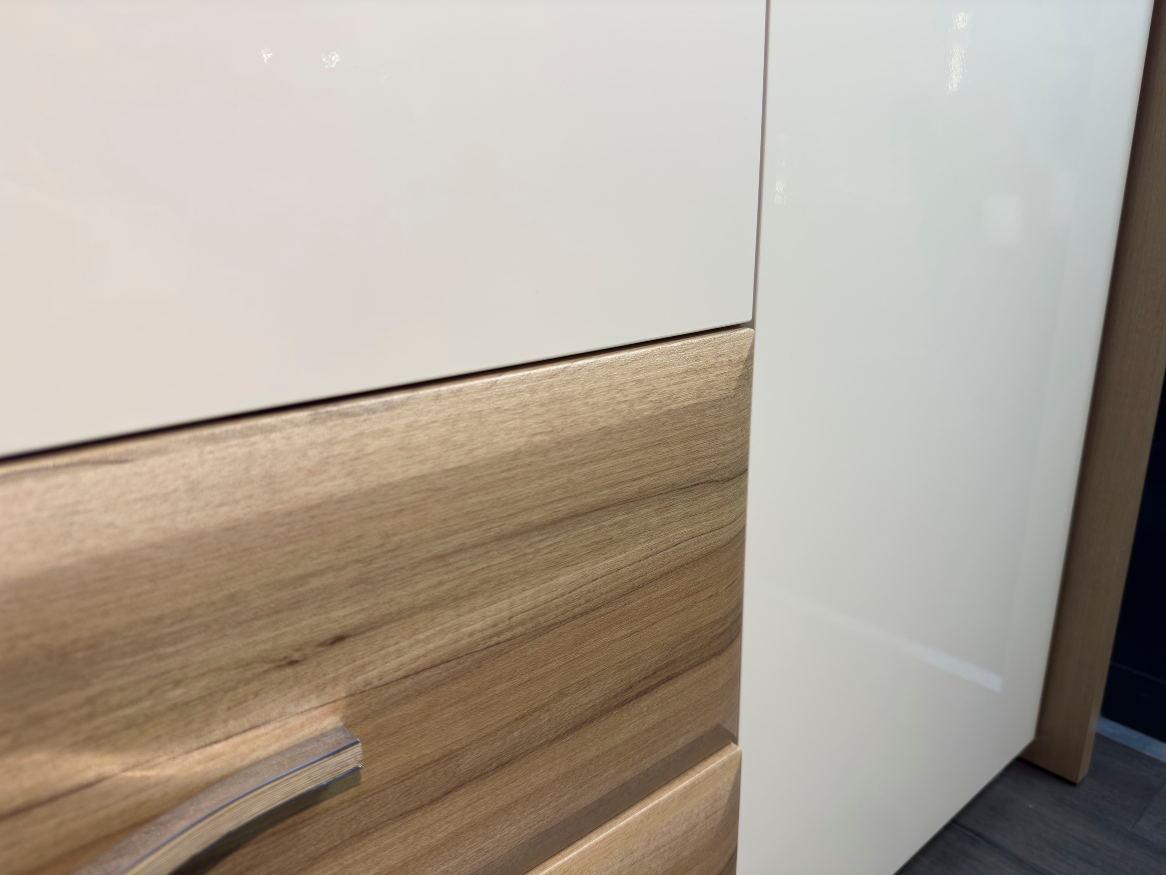 Home affaire Kleiderschrank »Gala, beige hochglänzend UV lackiert, kratzfest, FSC-zertifiziert«, (abgerundete Schubladen aus MDF im Holzdekor, soft-close), mit Beleuchtung und Passpartourahmen, hoher Schrank (224cm), 4 Breiten