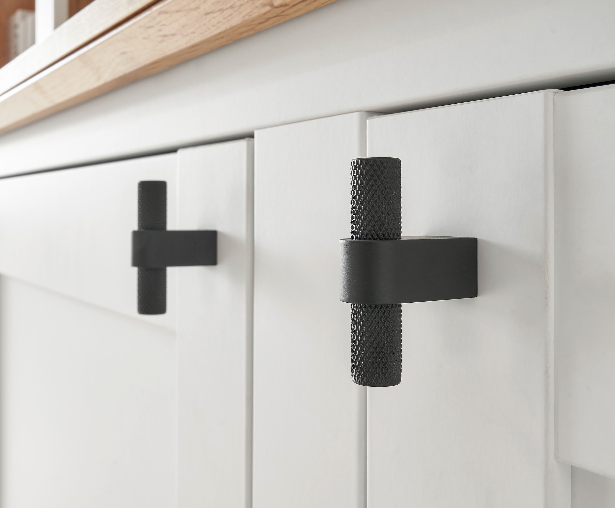 Home affaire Sideboard »Bristol« schwarze Metallgriffe, elegante Kranzoptik, ausreichend Stauraum