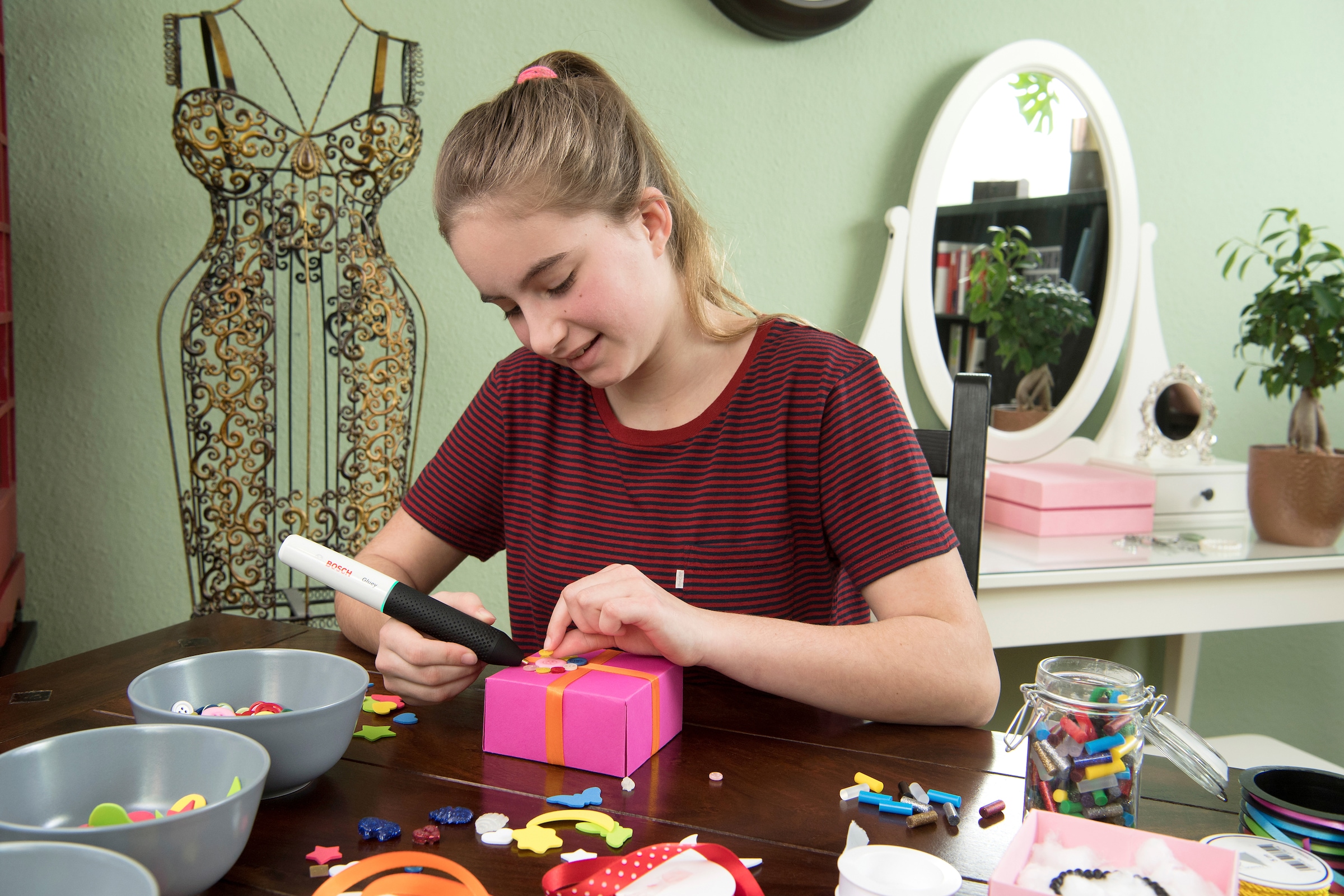 Bosch Home & Garden Heißklebestift »Gluey, pink« USB-Ladegerät & -Kabel,  2x1,2 V HR06 (AA) Akkus,  inkl. 20 Mini-Klebesticks in vielen Farben