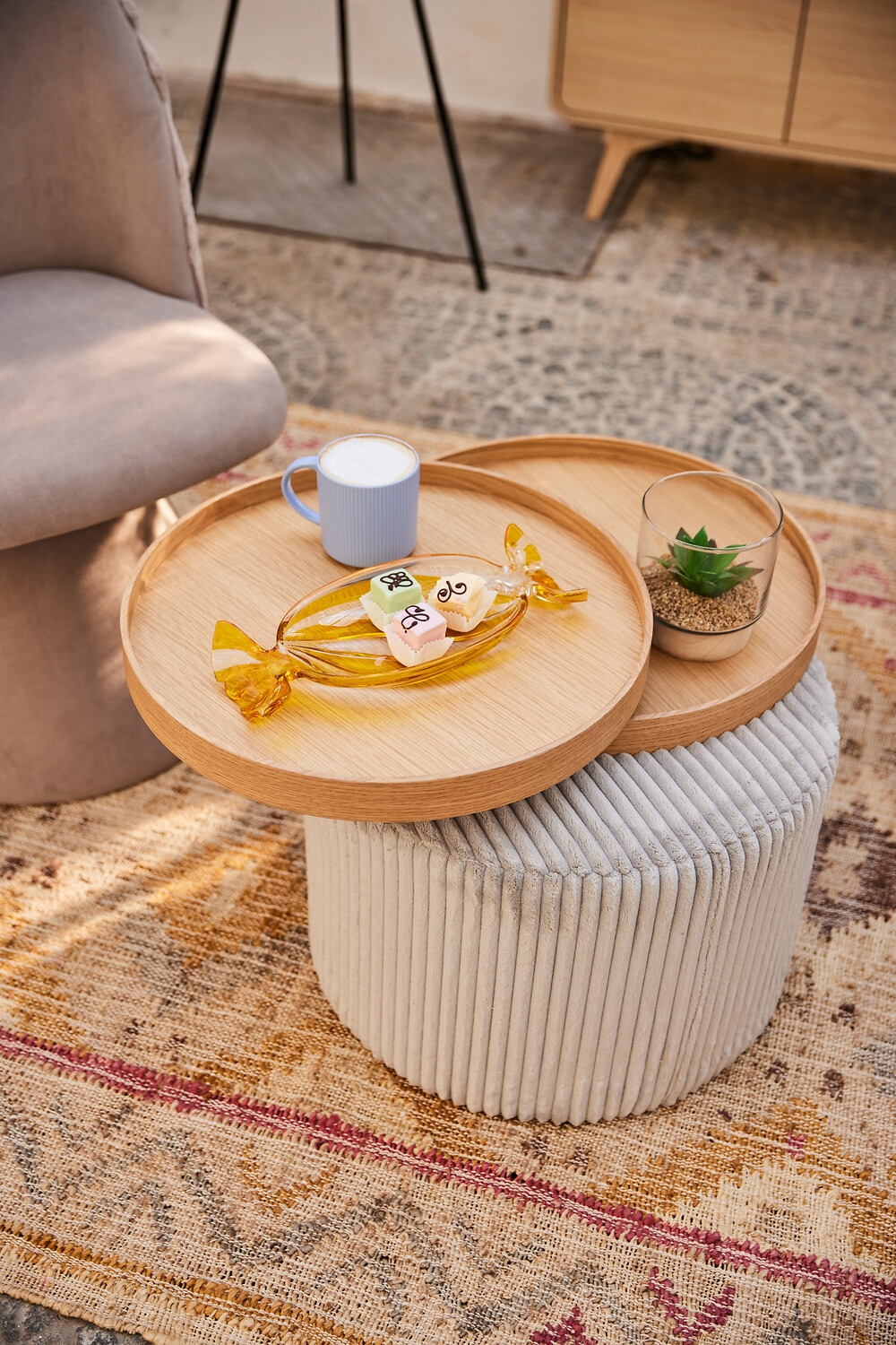 SalesFever Beistelltisch »Coffeetable in minimalistischer Optik« Bewegliche Tabletts trifft modernen Cordbezug