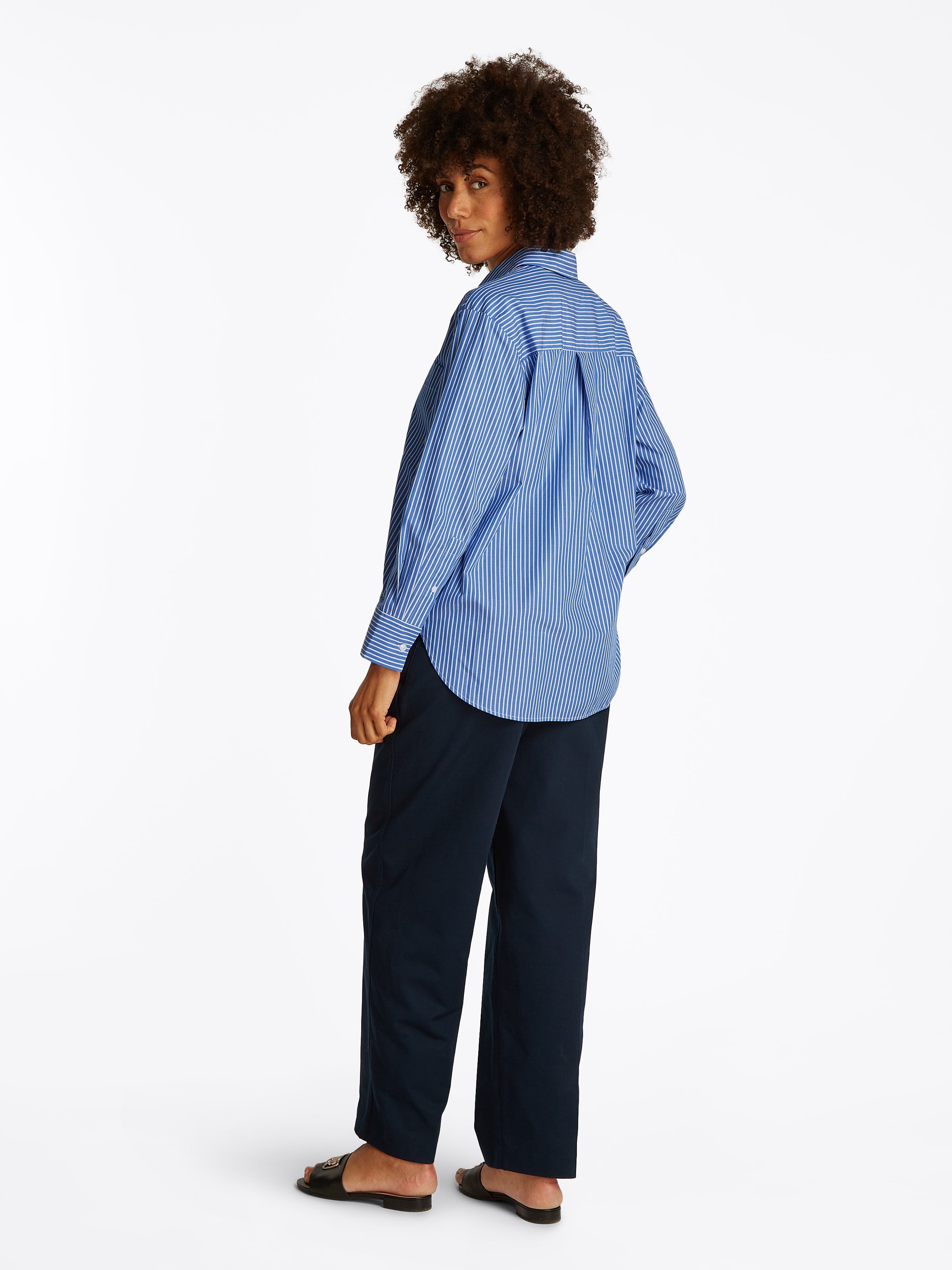 Tommy Hilfiger Hemdbluse »ESS POPLIN EASY FIT SHIRT«, Hinten länger geschnitten mit abgerundetem Saum