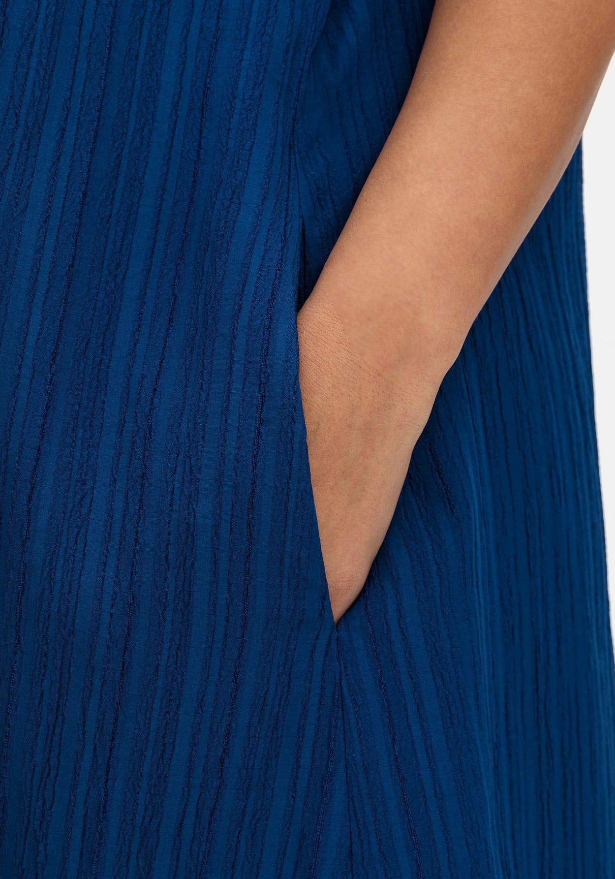 Sheego Sommerkleid »Kleid mit Polokragen, in Längsstruktur«