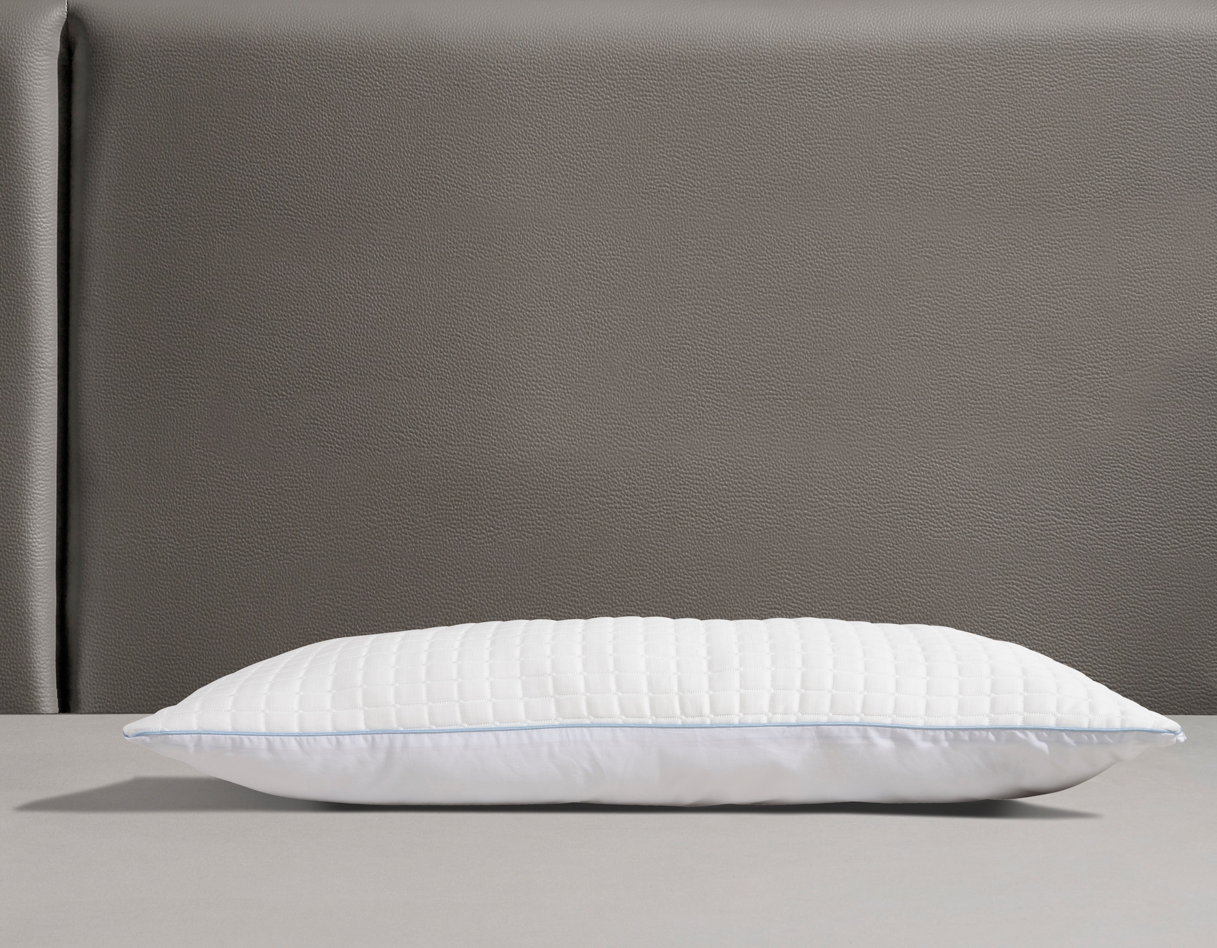 RIBECO Kopfkissen »Olaf, 40x80 & 80x80 cm erhältlich«, Füllung: Polyester, Bezug: Baumwolle & Polyester, (1 St.), mit kühlender Sommer- und weicher Winterseite!