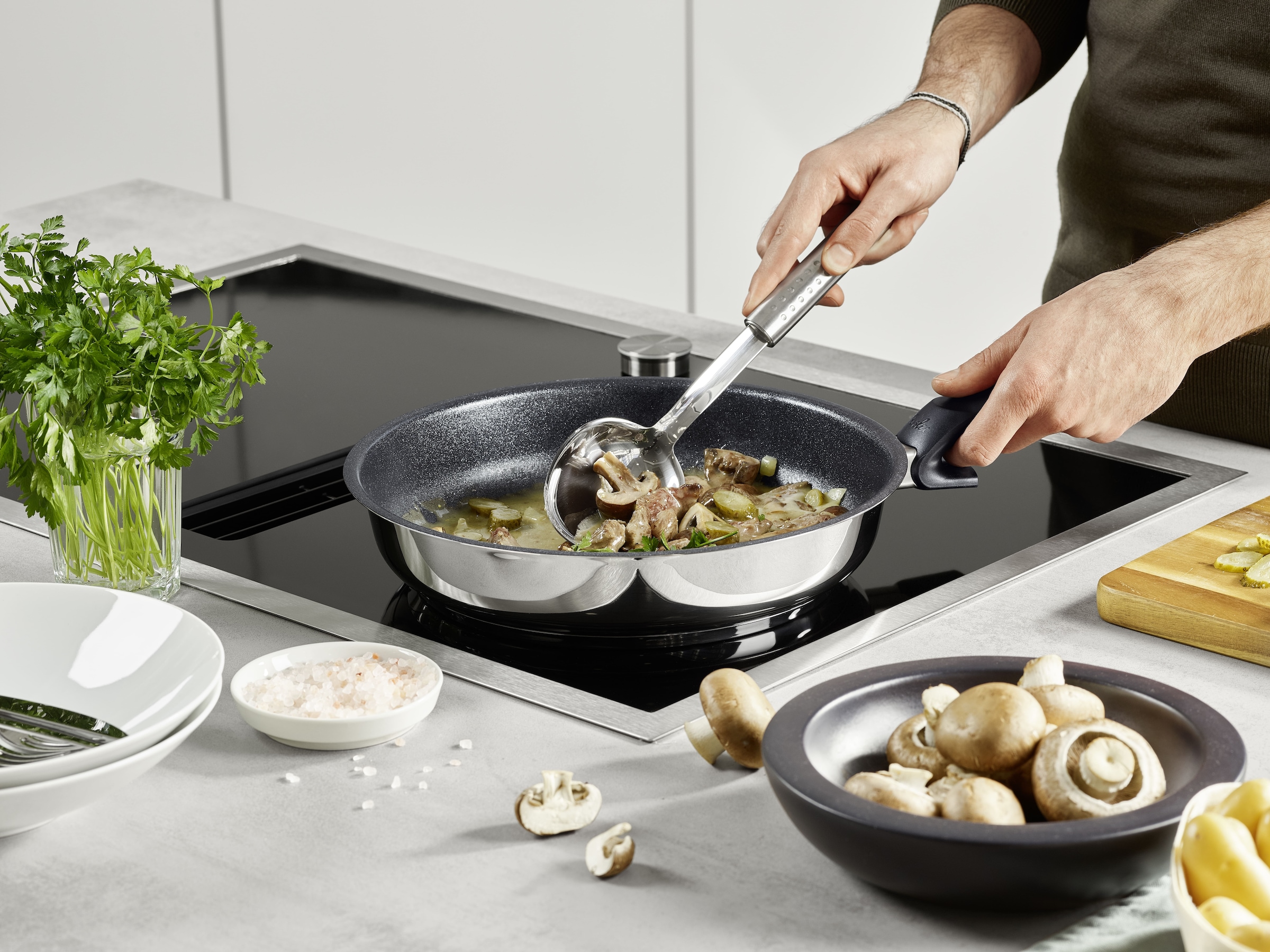 Fissler Bratpfanne »Adamant® premium Edelstahlpfanne beschichtet« Edelstahl 18/0 1 Stk. tlg. induktionsgeeignet,  kratzfeste Antihaft-Beschichtung, Made in Germany