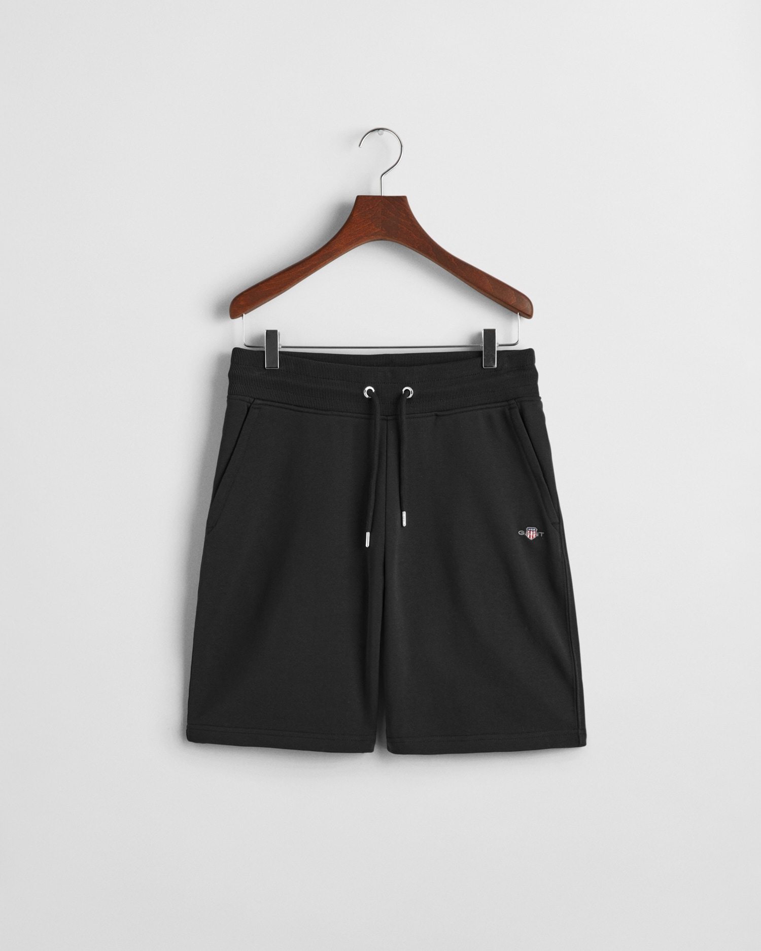 Gant Sweatshorts »REG SHIELD SWEAT SHORTS«, mit einer kleinen Logostickerei unter der Eingriffstasche